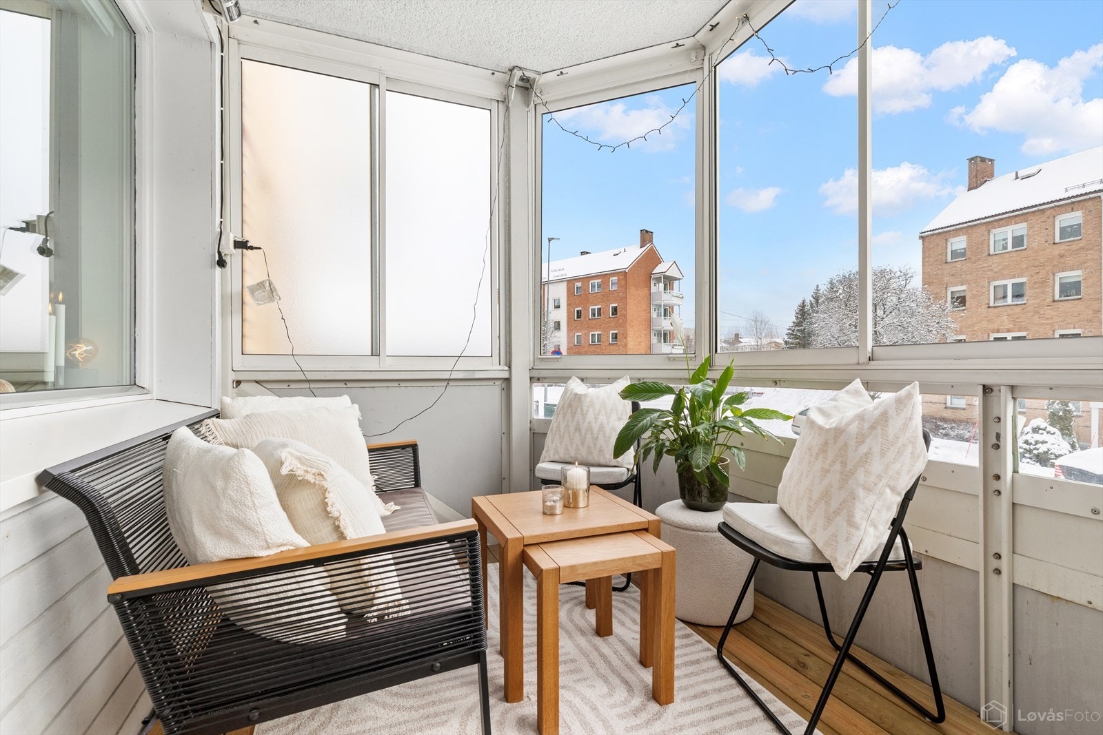 Her kan du nyte sene sommerkvelder og hyggelig utsyn. Balkong har utvendig belysning og strømuttak. Galleribilde