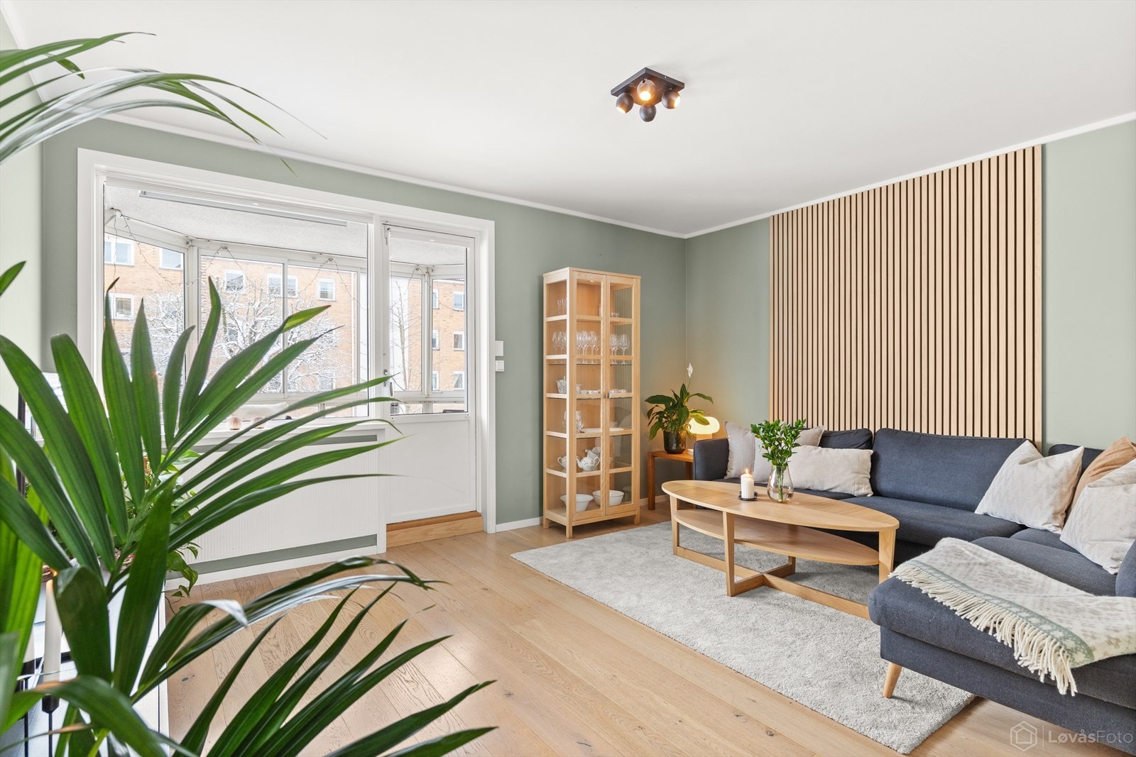 Spileveggen tilfører rommet varme og en fin kontrast. Galleribilde