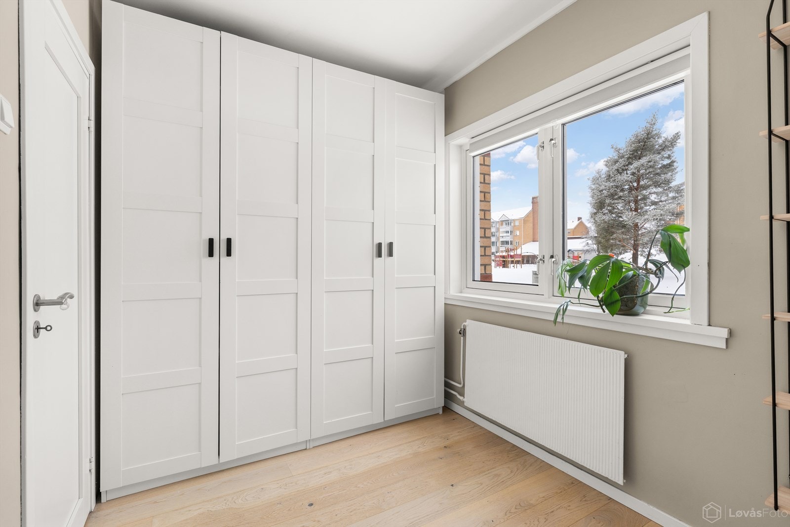 Soverommet har en praktisk garderobeløsning. Galleribilde