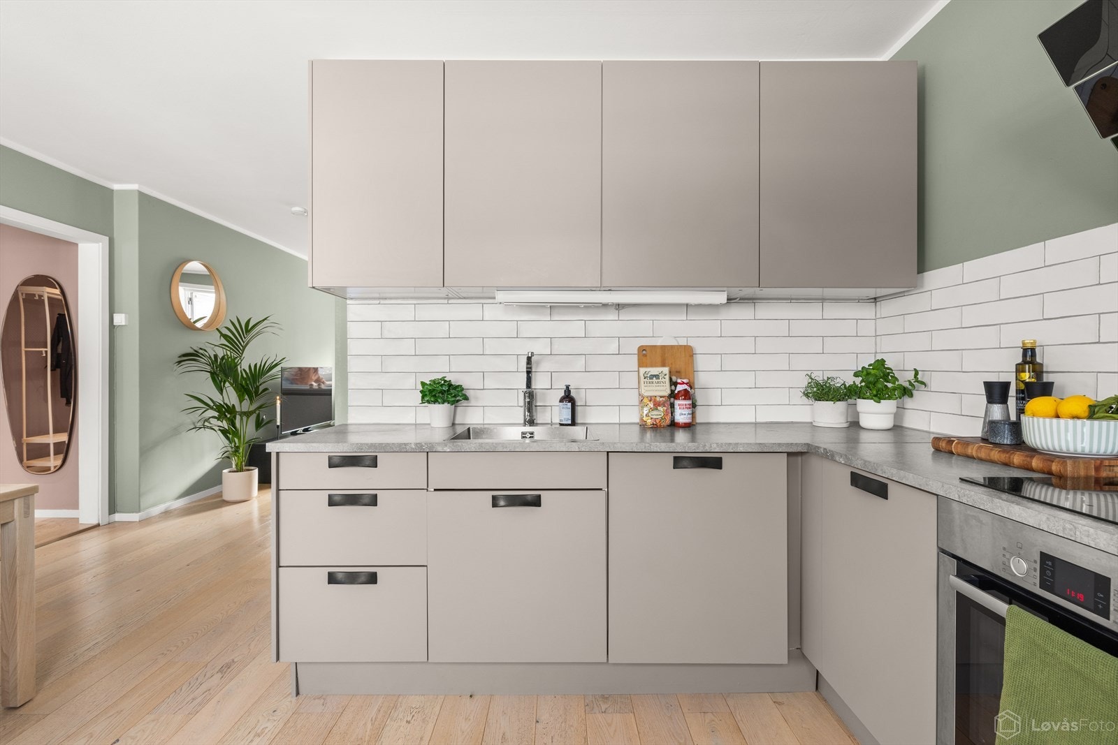 På kjøkkenet er det rikelig med benke- og skapplass med tidløse fronter. Galleribilde