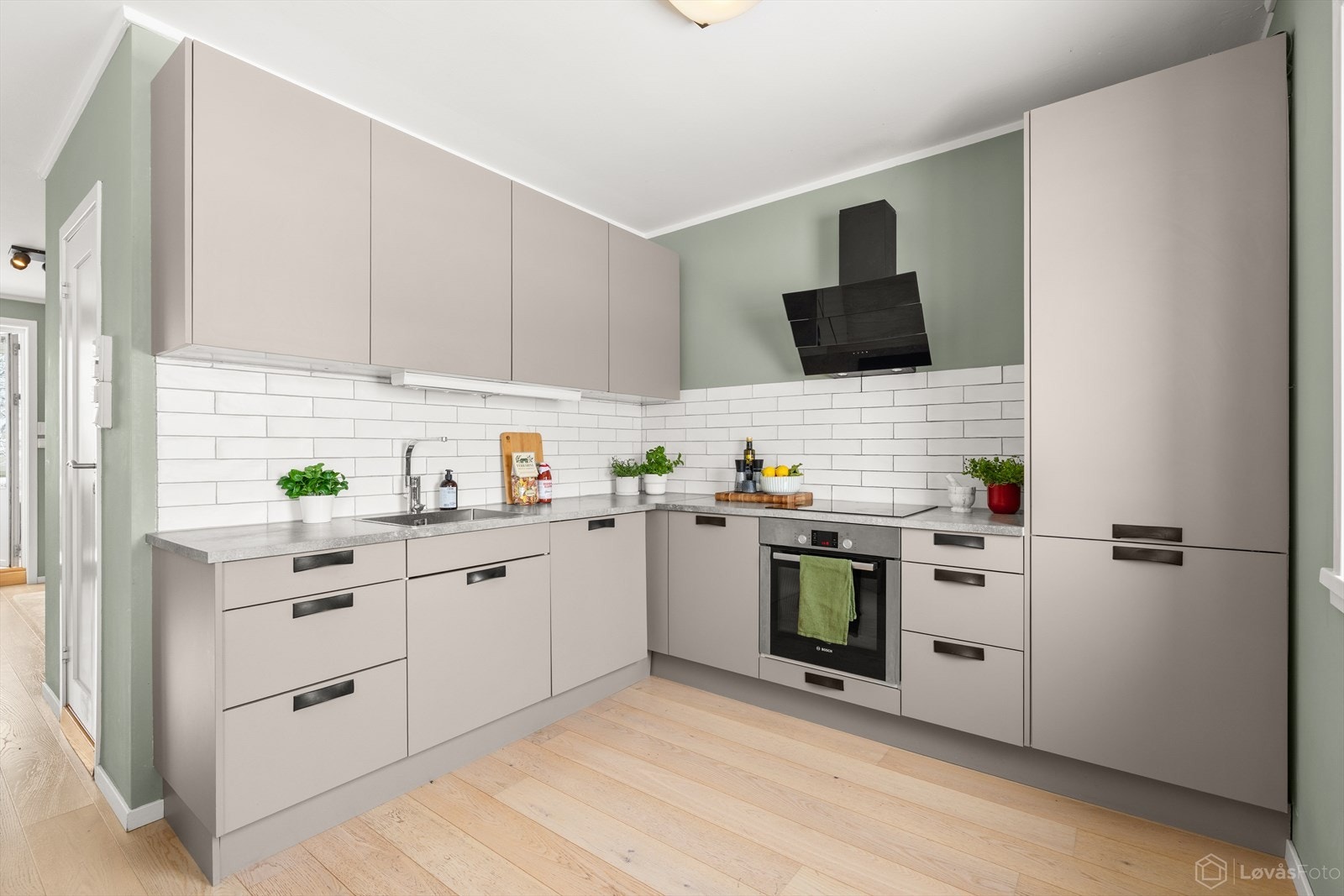 Svært lys og attraktiv leilighet. Kjøkkeninnredningen er fra 2016 med fine glatte fronter, laminat benkeplate og integrerte hvitevarer. Galleribilde