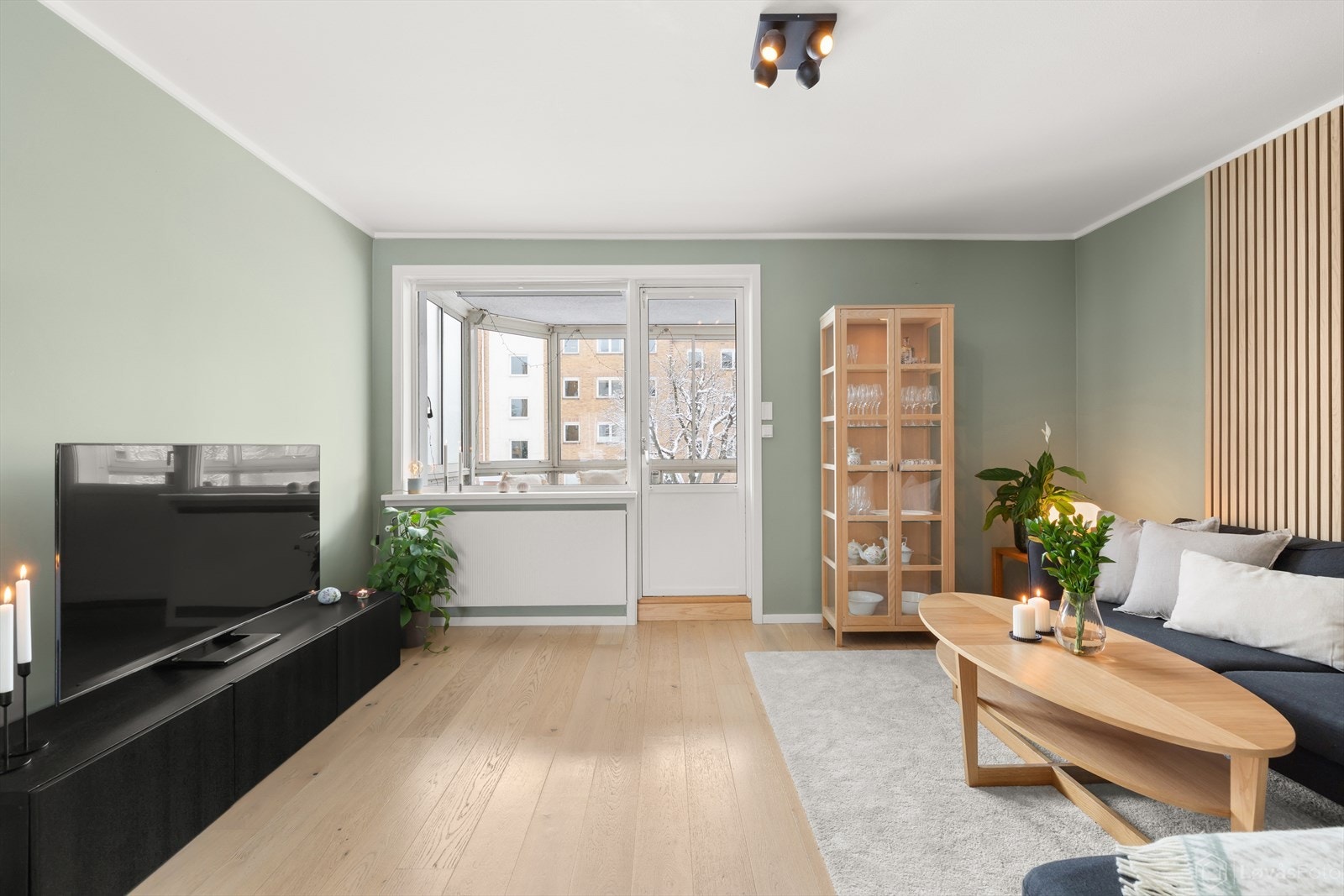 Stuen fremstår som lys og luftig med godt lysinnslipp fra vinduer og balkongdør. Oppvarming via radiator er inkludert i felleskostnadene. Galleribilde