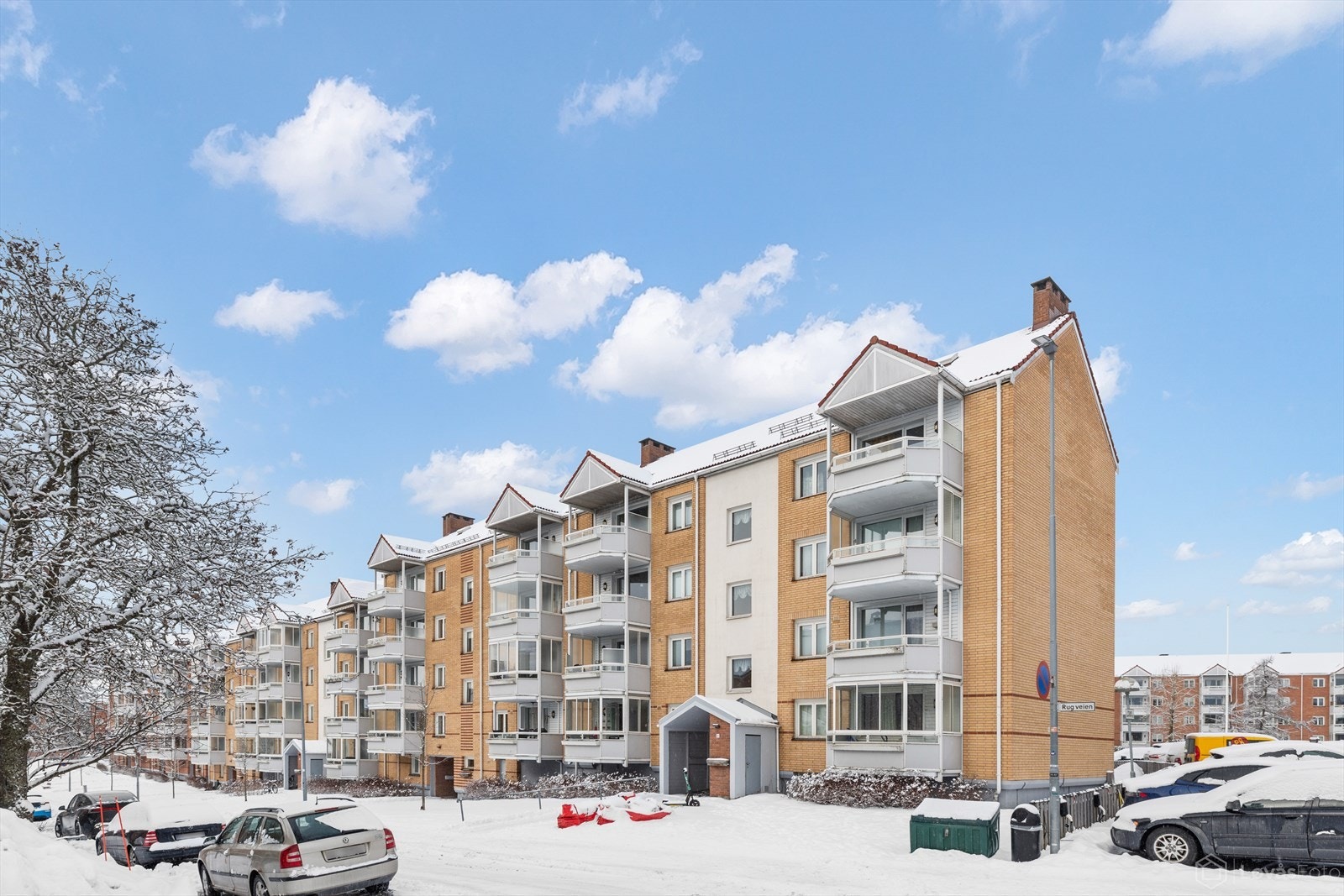 Leiligheten ligger svært sentralt til på Manglerud. Her har du nærhet til flotte turområder og grøntarealer, kort vei til offentlig kommunikasjon og diverse servicetilbud. Galleribilde