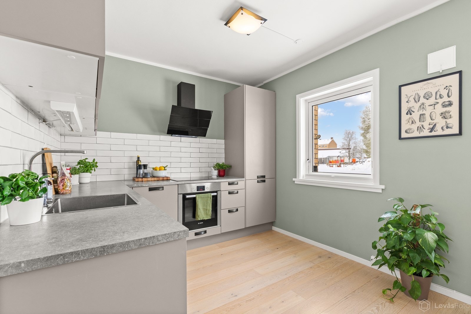 Leiligheten har gjennomgående 1-stavs parkett som gir et helhetlig og stilrent uttrykk. Galleribilde