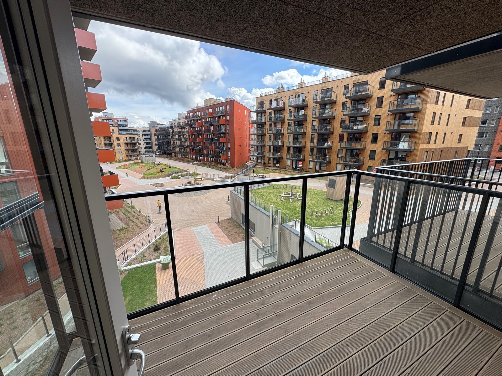 Romslig balkong med plass til utemøbler og grill. Galleribilde