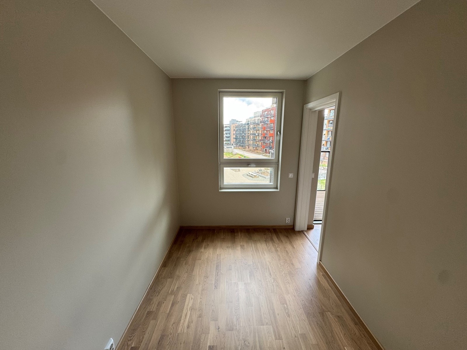 Stor vindu på soverom. Galleribilde