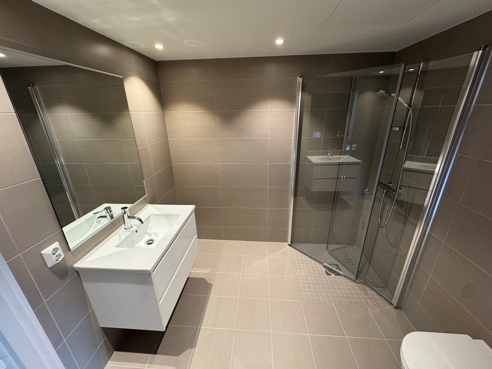 Pent flislagt bad med varmekabler i gulv. Galleribilde