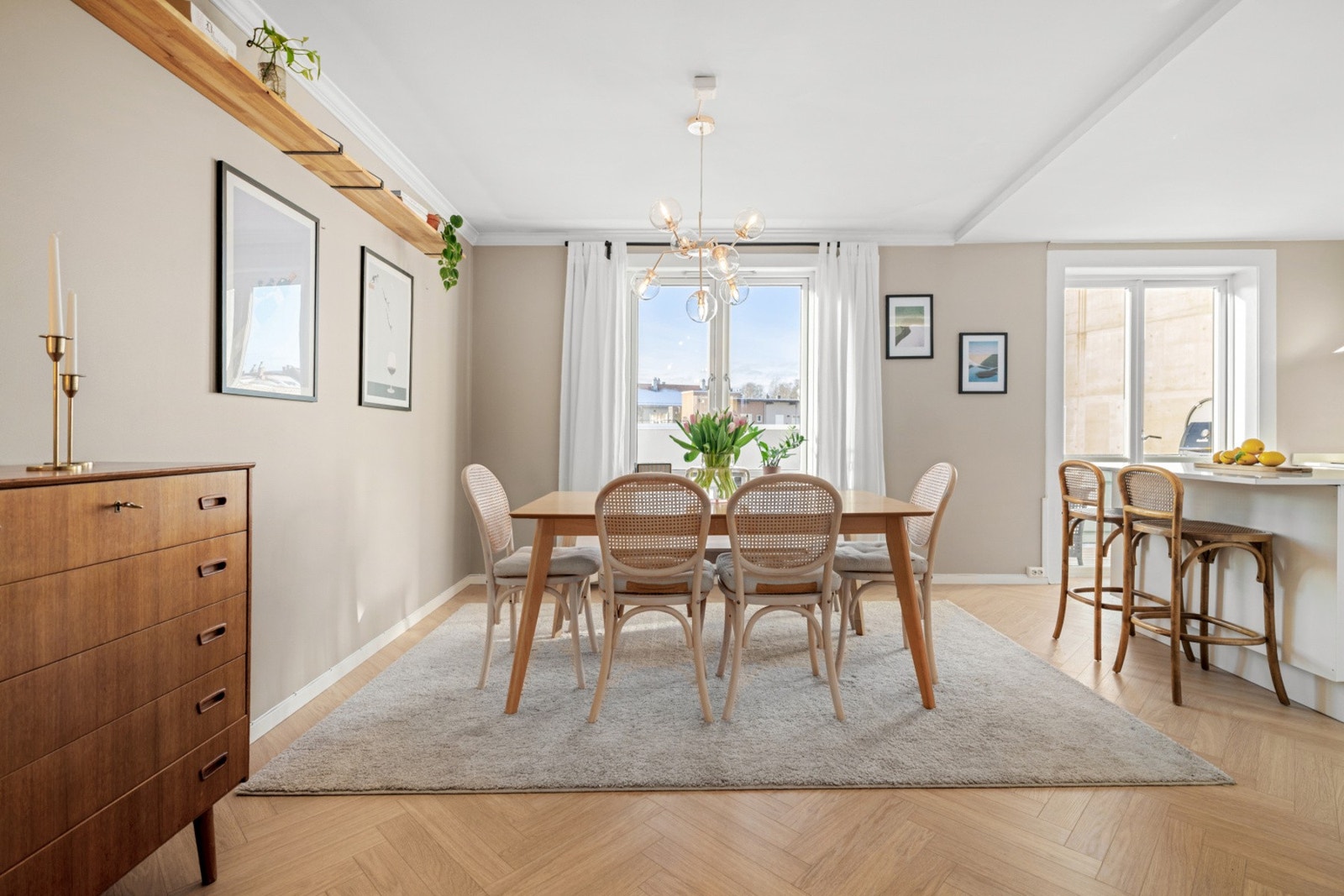 God plass til et større spisebord, perfekt for hyggelige middager og gode samtaler. Galleribilde