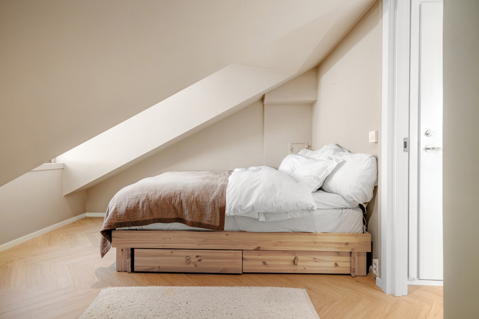 Soverommet i loftsetasjen fremstår lunt og skjermet, med god plass til dobbeltseng. Galleribilde