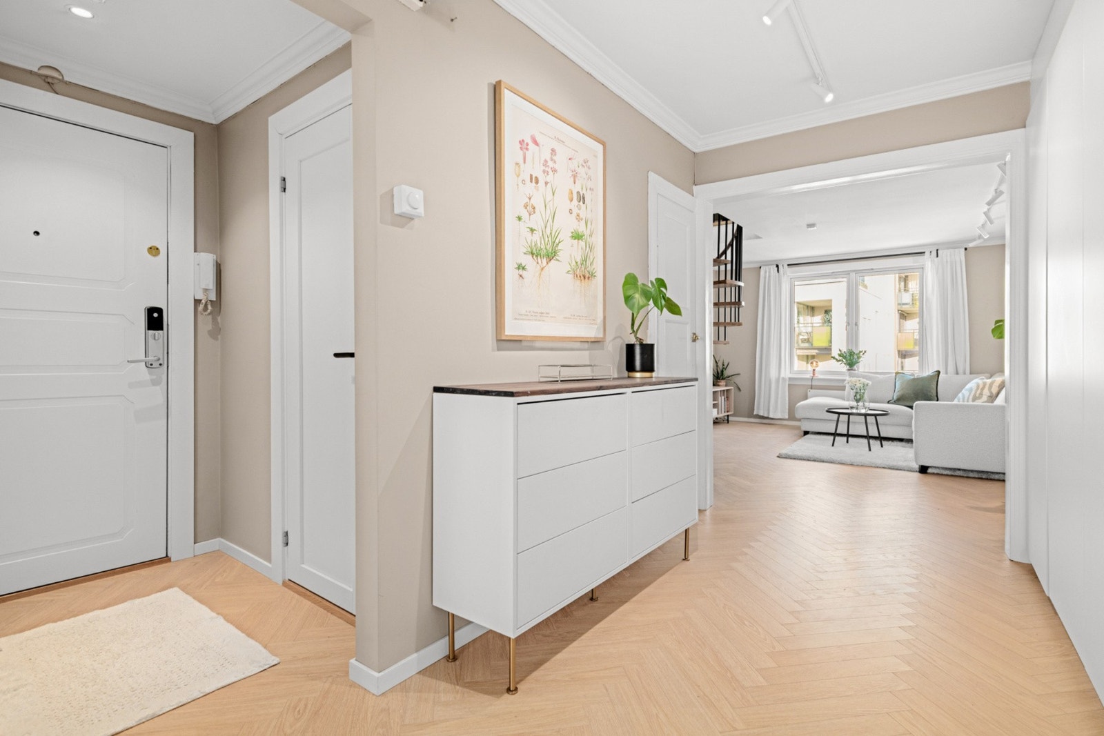 Innbydende entré med mulighet for å henge fra seg jakker på venstre side. I tillegg til mye garderobeskap i mellomgangen. Galleribilde