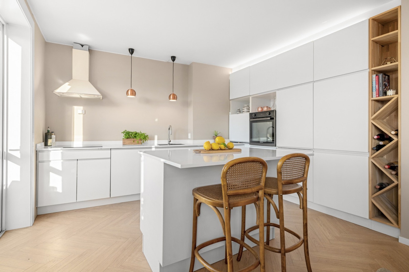 Lekkert og sosialt kjøkken med kjøkkenøy, et naturlig samlingspunkt i hverdagen. Galleribilde