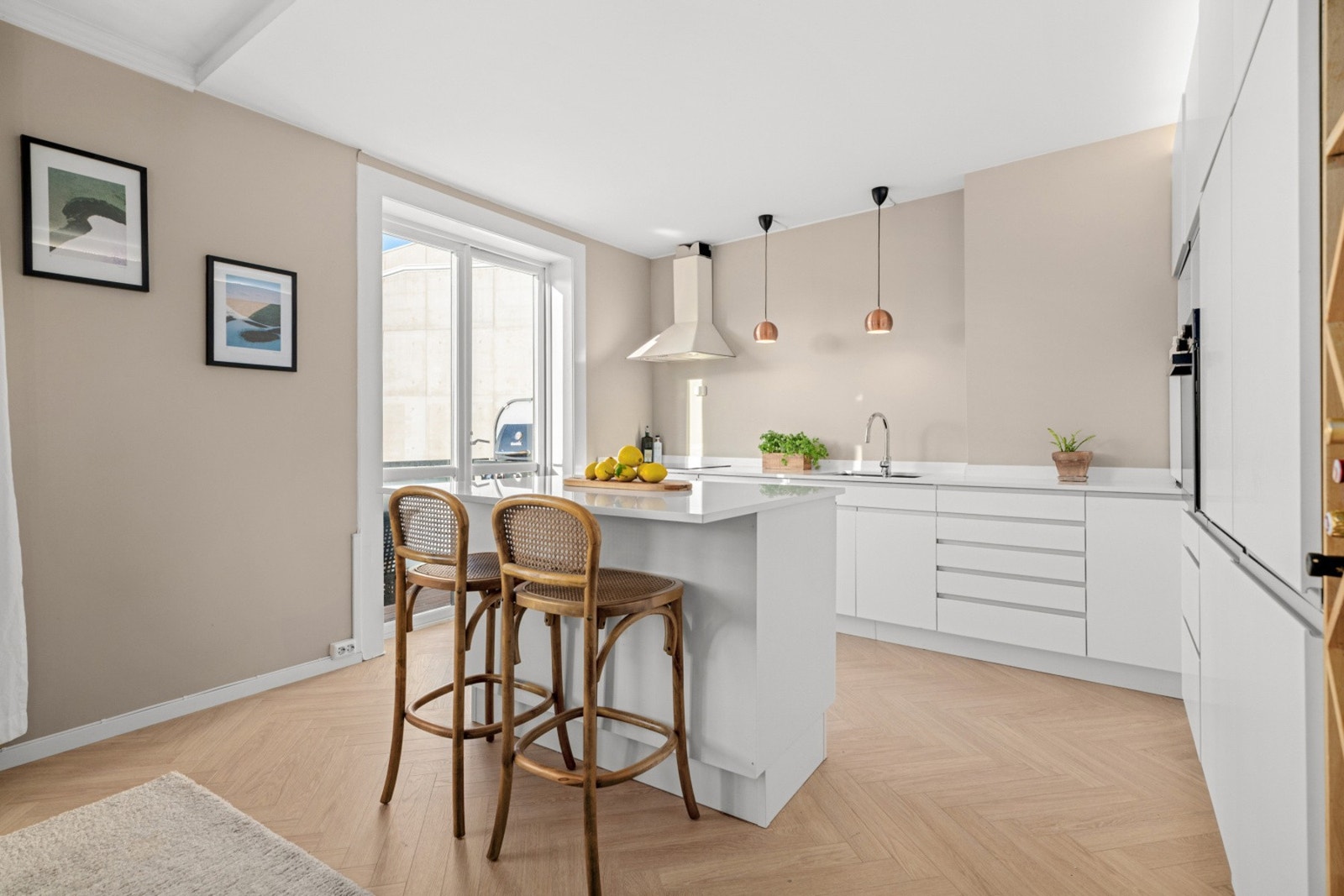 Leiligheten har en svært god planløsning bestående av blant annet et moderne kjøkken med utgang til en herlig vestvendt balkong! Galleribilde