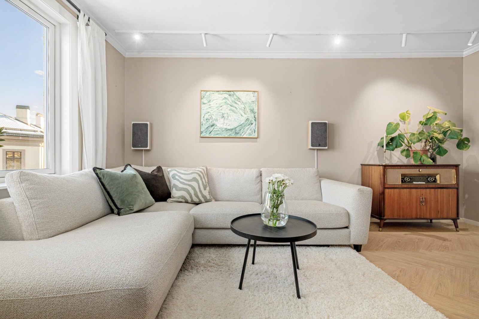 Stue med plass til både sofa og TV-sone. Galleribilde