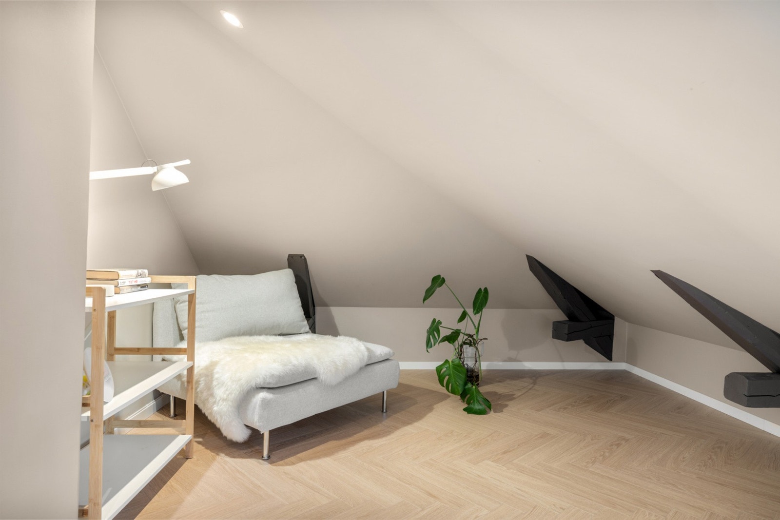 Soverom med god gulvplass langs skråtak. Galleribilde