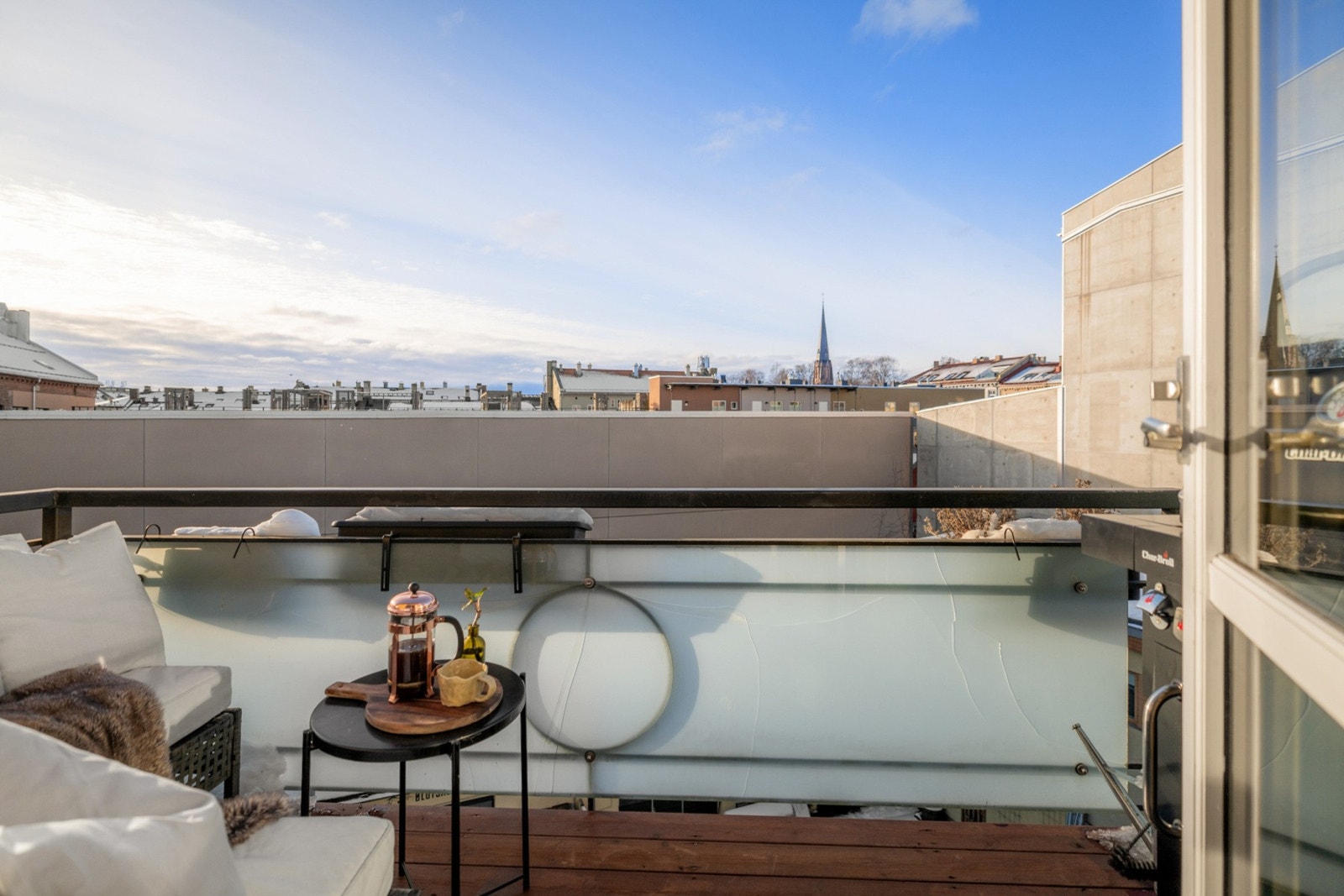 Balkongen byr på ettermiddags- og kveldssol fra ca. 13.00 helt til ca. 22.00 på sommerstid. Galleribilde