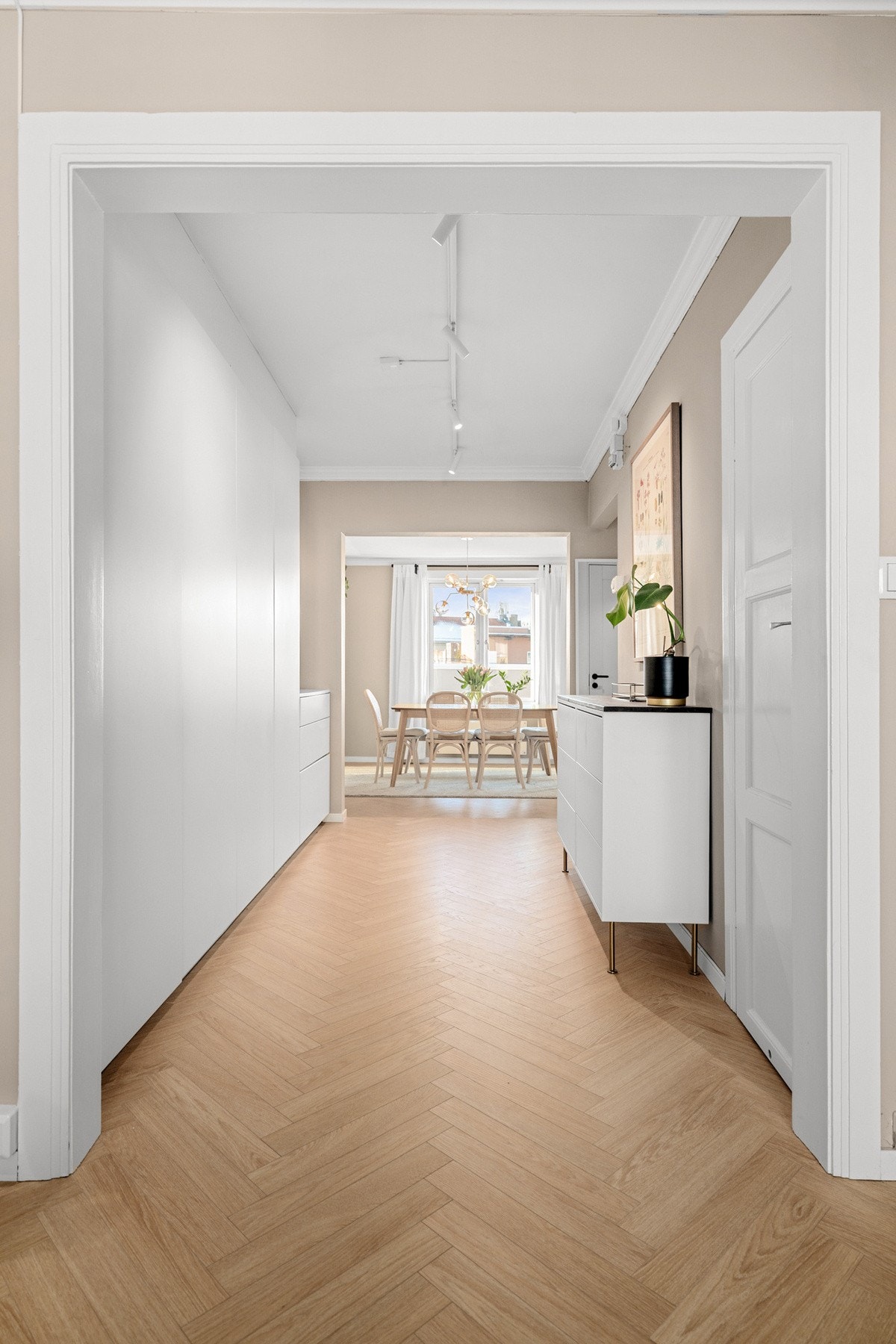 Elegant mellomgang med integrert garderobeløsning og gjennomgående siktlinje. Galleribilde