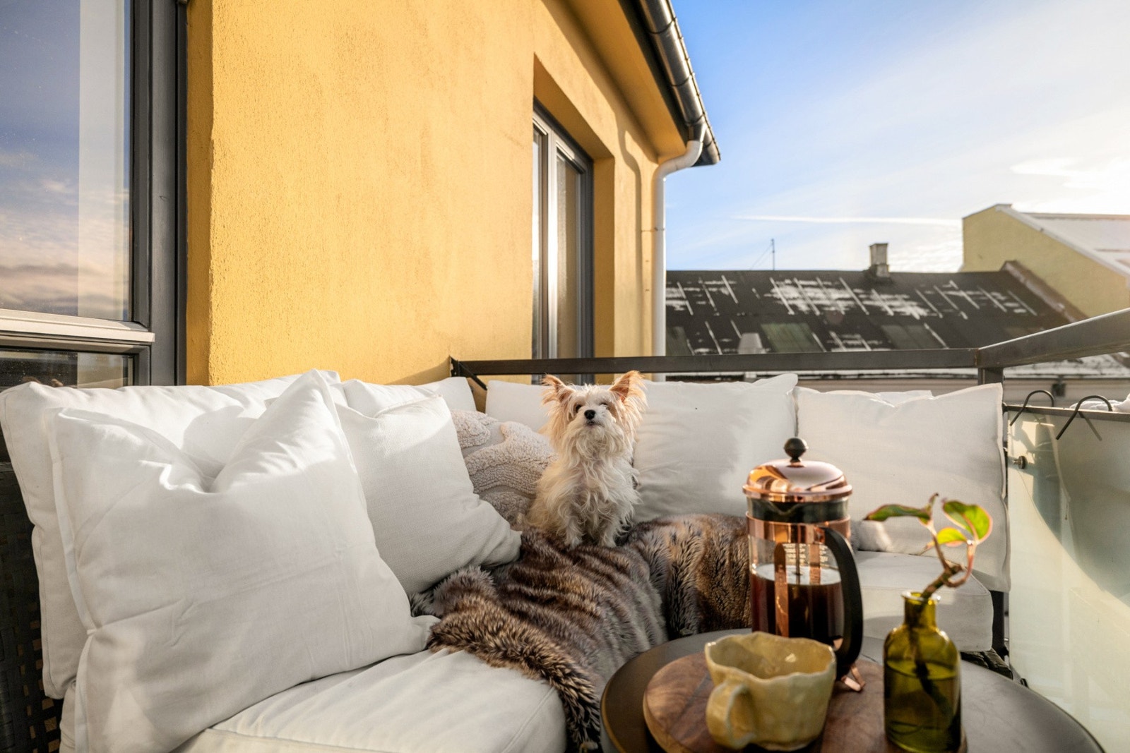 Lun og solrik balkong. Her har man ettermiddags- og kveldssol fra ca. 13.00 helt til ca. 21.30-22.00 på sommerstid. Galleribilde