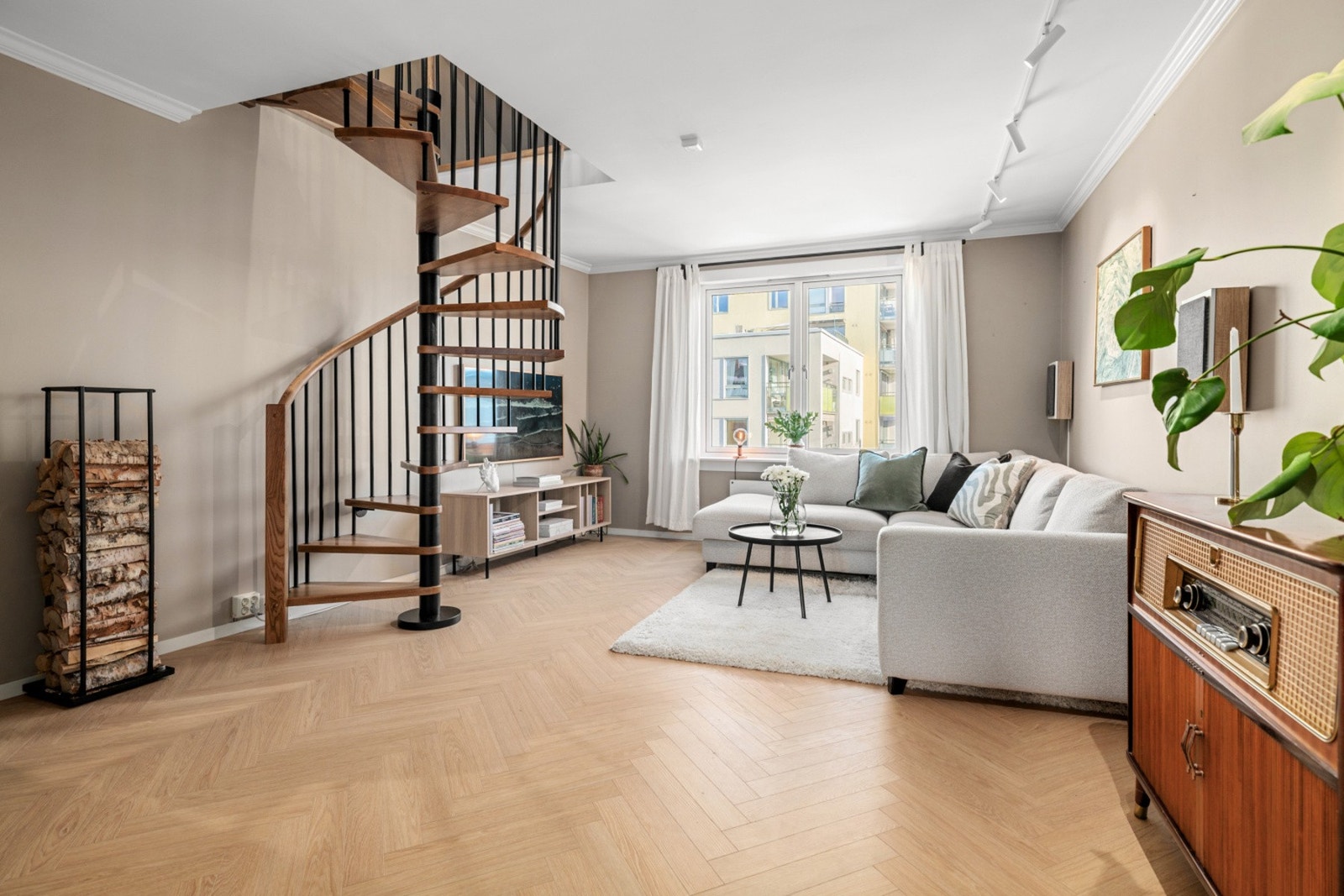 Innbydende og romslig stue med fine overflater og god vindusflate som slipper til rikelig med naturlig lys. Galleribilde