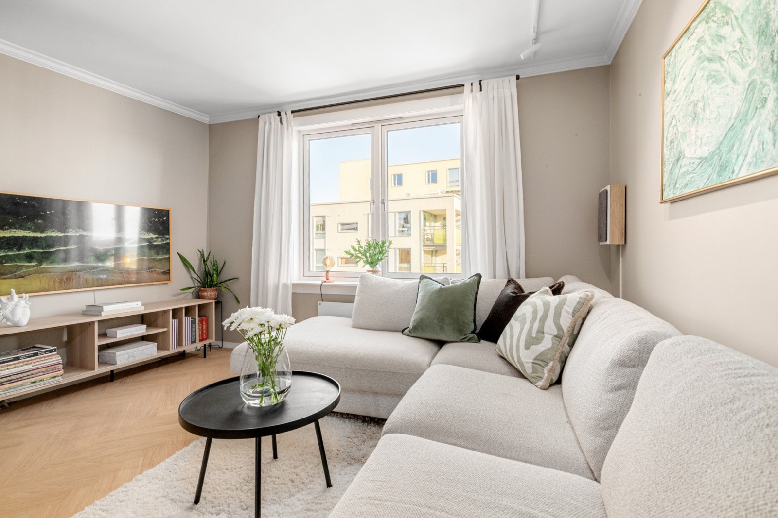 God takhøyde og behagelig lysinnslipp. Her får du naturlig lys fra morgensolen som lyser gjennom hele leiligheten. Galleribilde