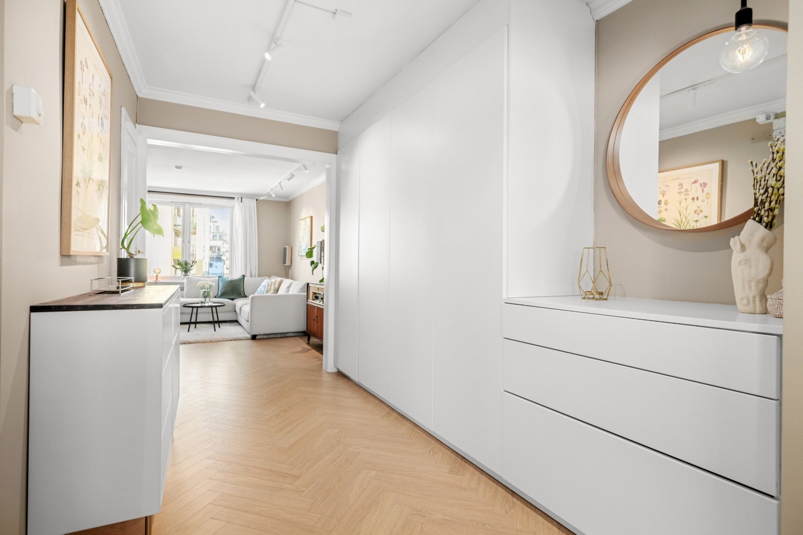 Skreddersydd oppbevaring og flott fiskebensgulv som er gjennomgående i hele leiligheten. Galleribilde