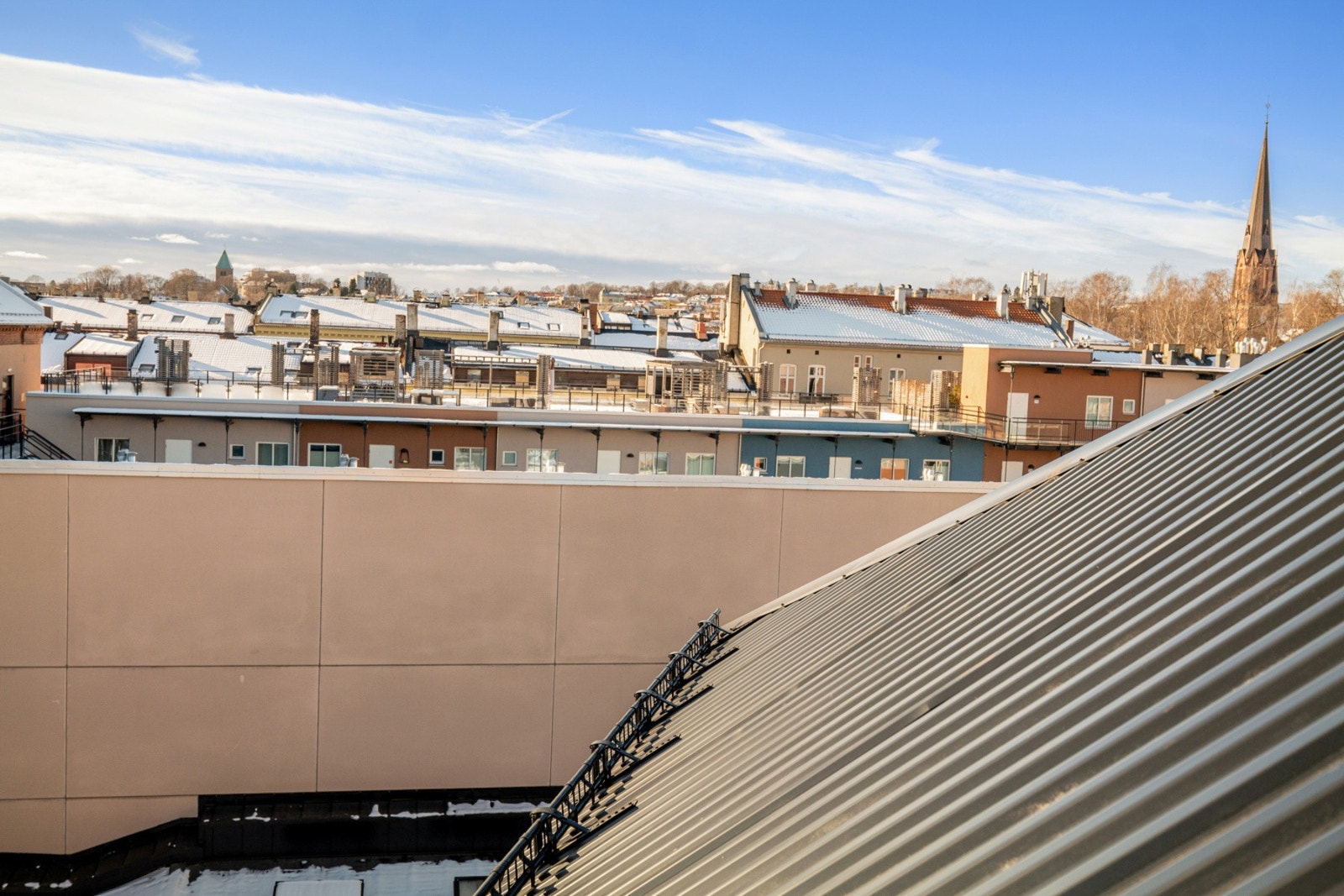 Åpen himmel og utsikt fra loftet. Galleribilde