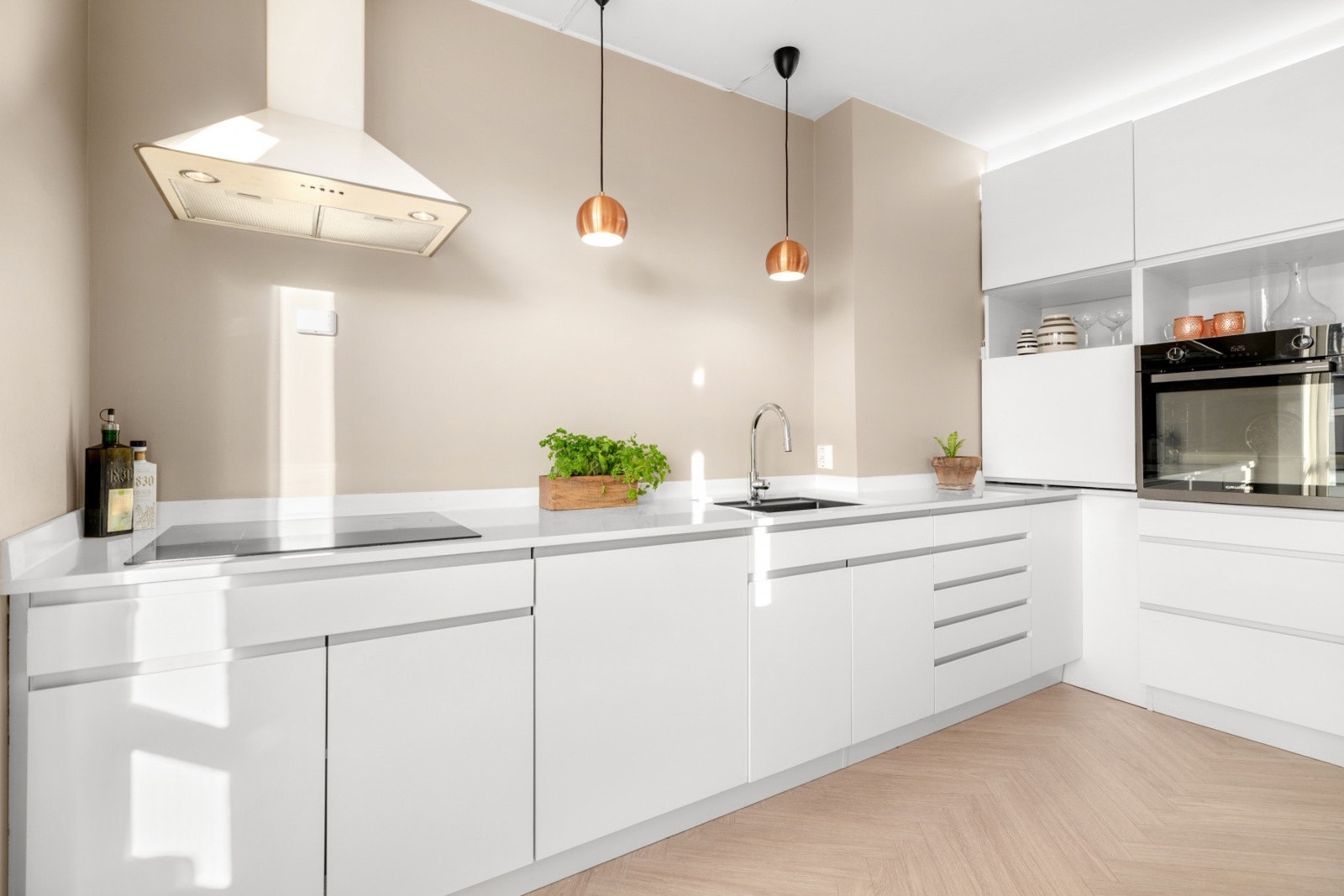 Integrerte hvitevarer bestående av kjøl/frys, oppvaskmaskin, platetopp og stekeovn. Rikelig med oppbevaringsplass i både skuffer og skap. Galleribilde