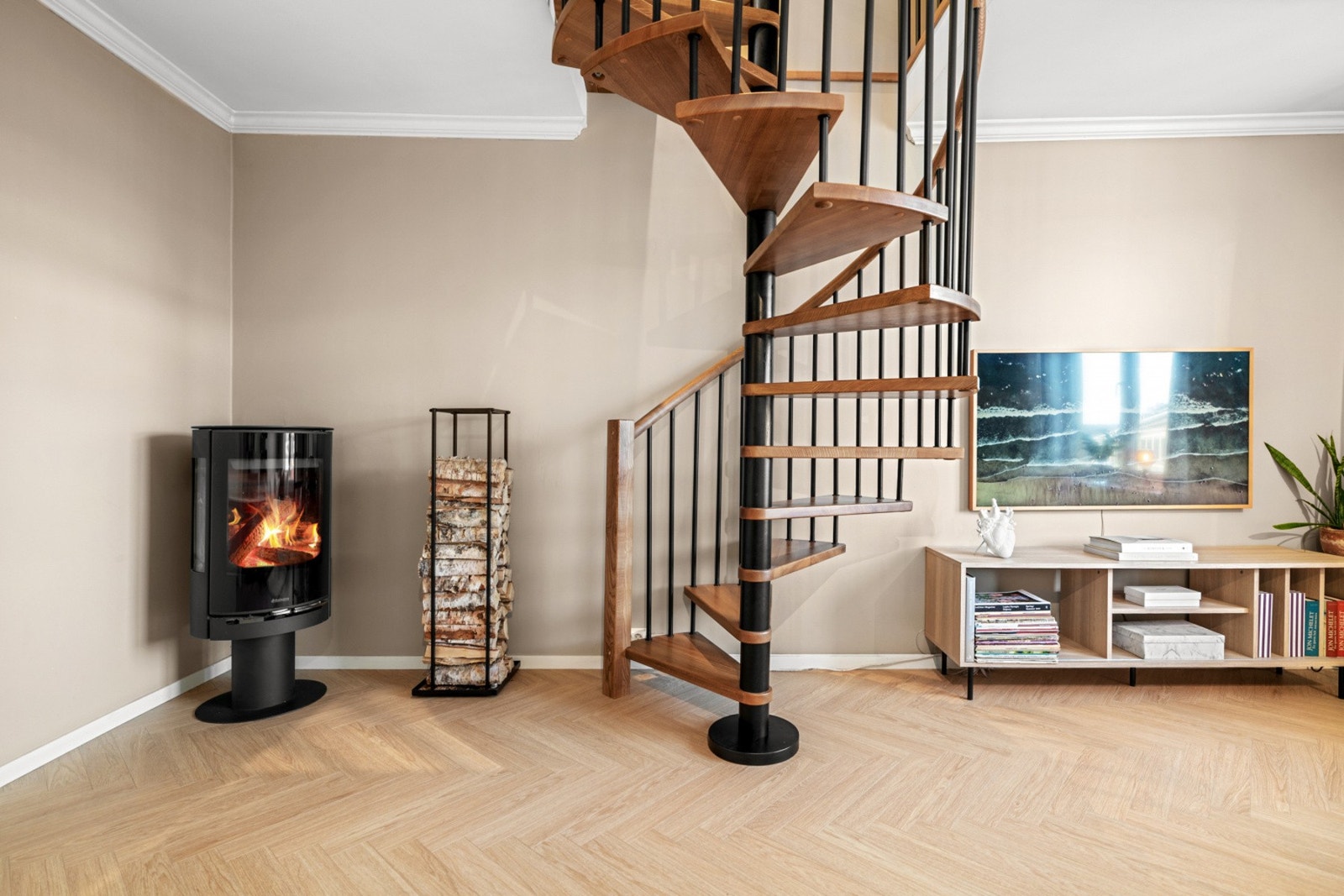 Fra stuen er det trapp opp til et arkitekttegnet loft fra 2022. Galleribilde