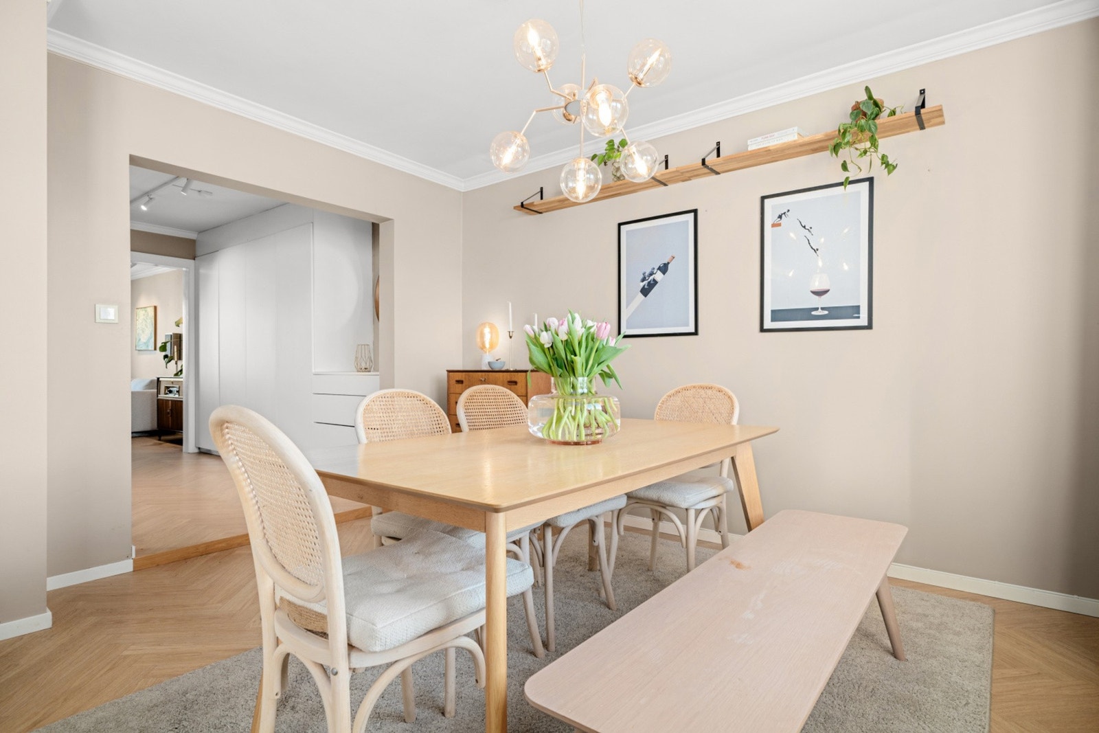 Lys og luftig spisestue med naturlig forbindelse videre inn i boligen. Galleribilde