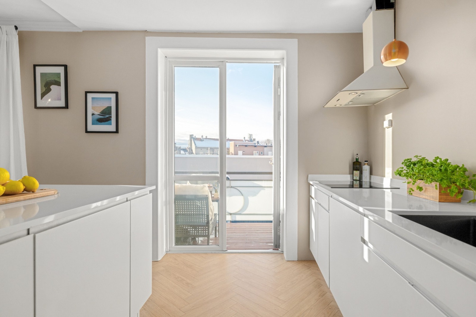 Fra kjøkkenet er det utgang til en herlig, romslig vestvendt balkong med fantastiske solforhold. Galleribilde