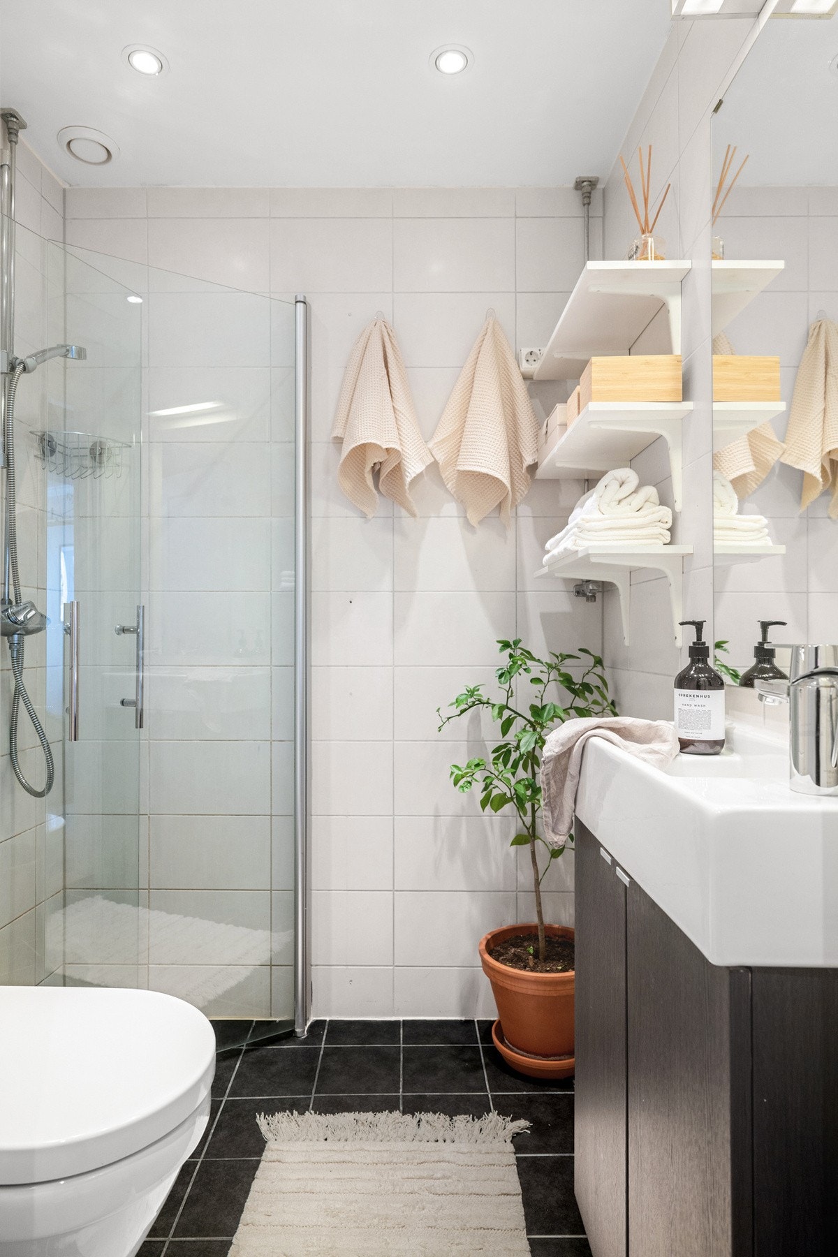 Pent og flislagt baderom med en funksjonell og moderne innredning. Galleribilde