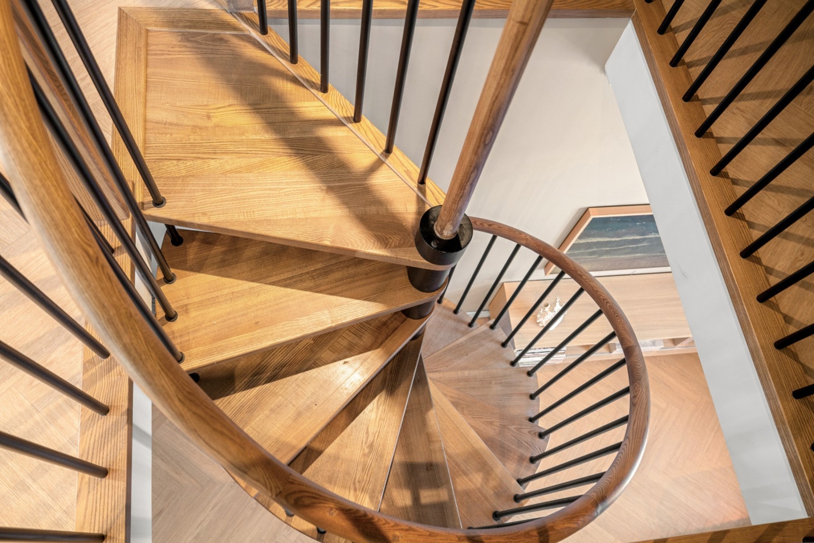 Ned igjen - Stilren arkitekttegnet trapp som binder etasjene sammen. Galleribilde