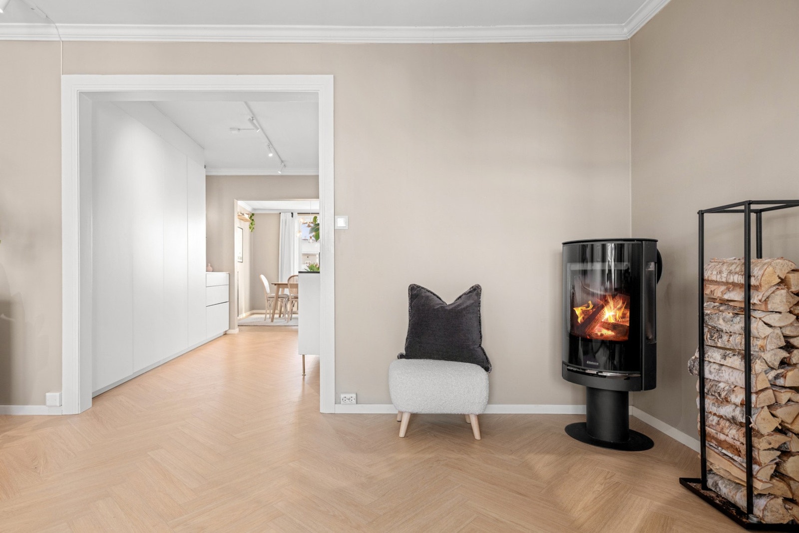 Stuen har peis og gjennomgående planløsning. Galleribilde