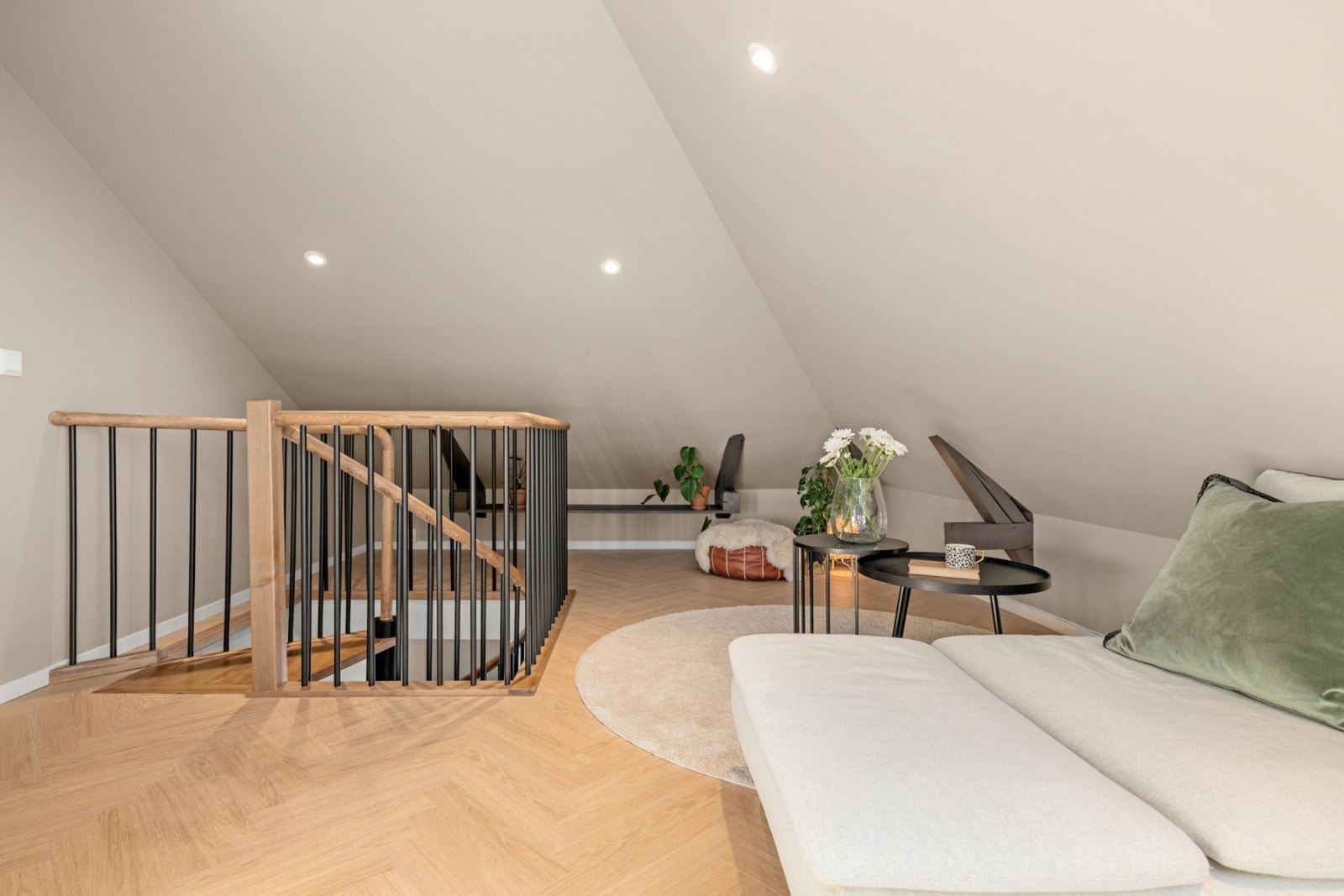 Velkommen opp! Arkitekttegnet loft med moderne uttrykk. Galleribilde