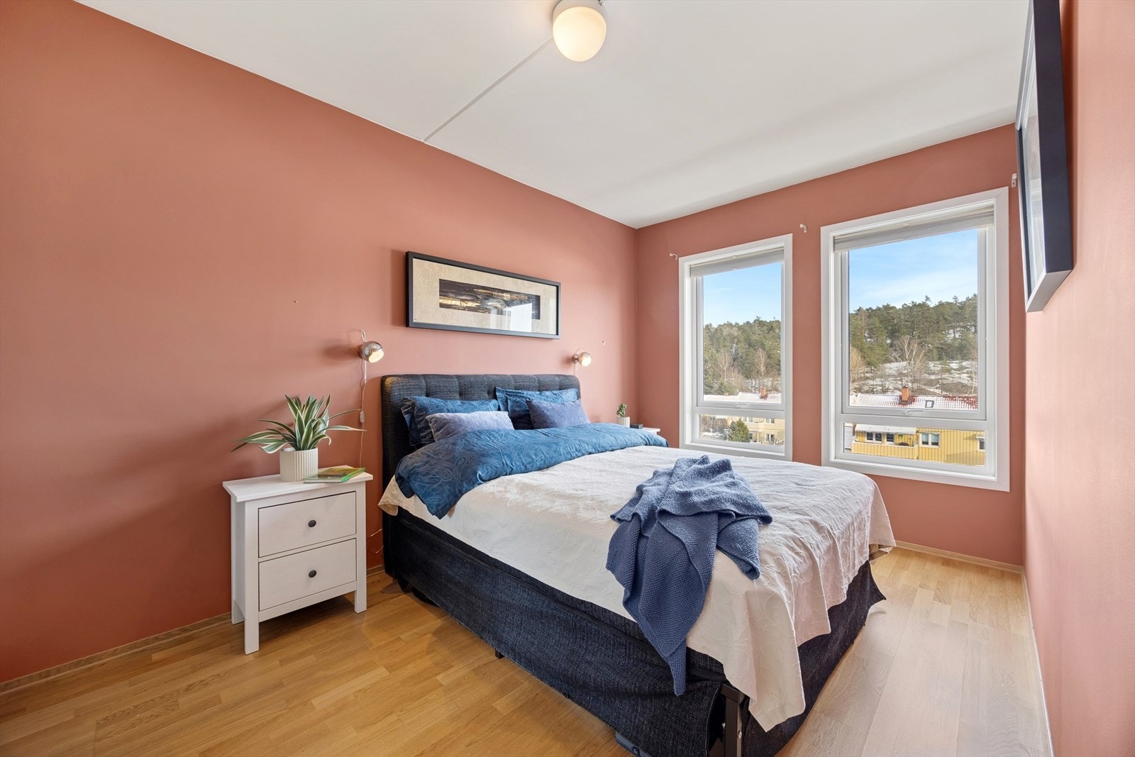 Soverommet av god størrelse med plass til dobbeltseng og øvrig møblement. Galleribilde