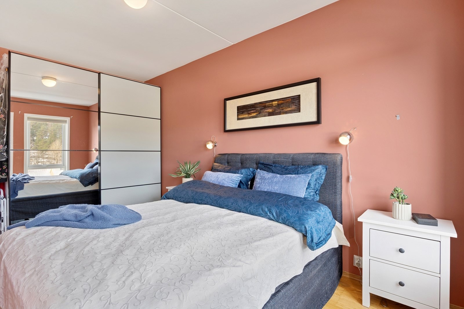 Soverommet har gode oppbevaringsmuligheter med praktisk skyvedørsgarderobe. Galleribilde