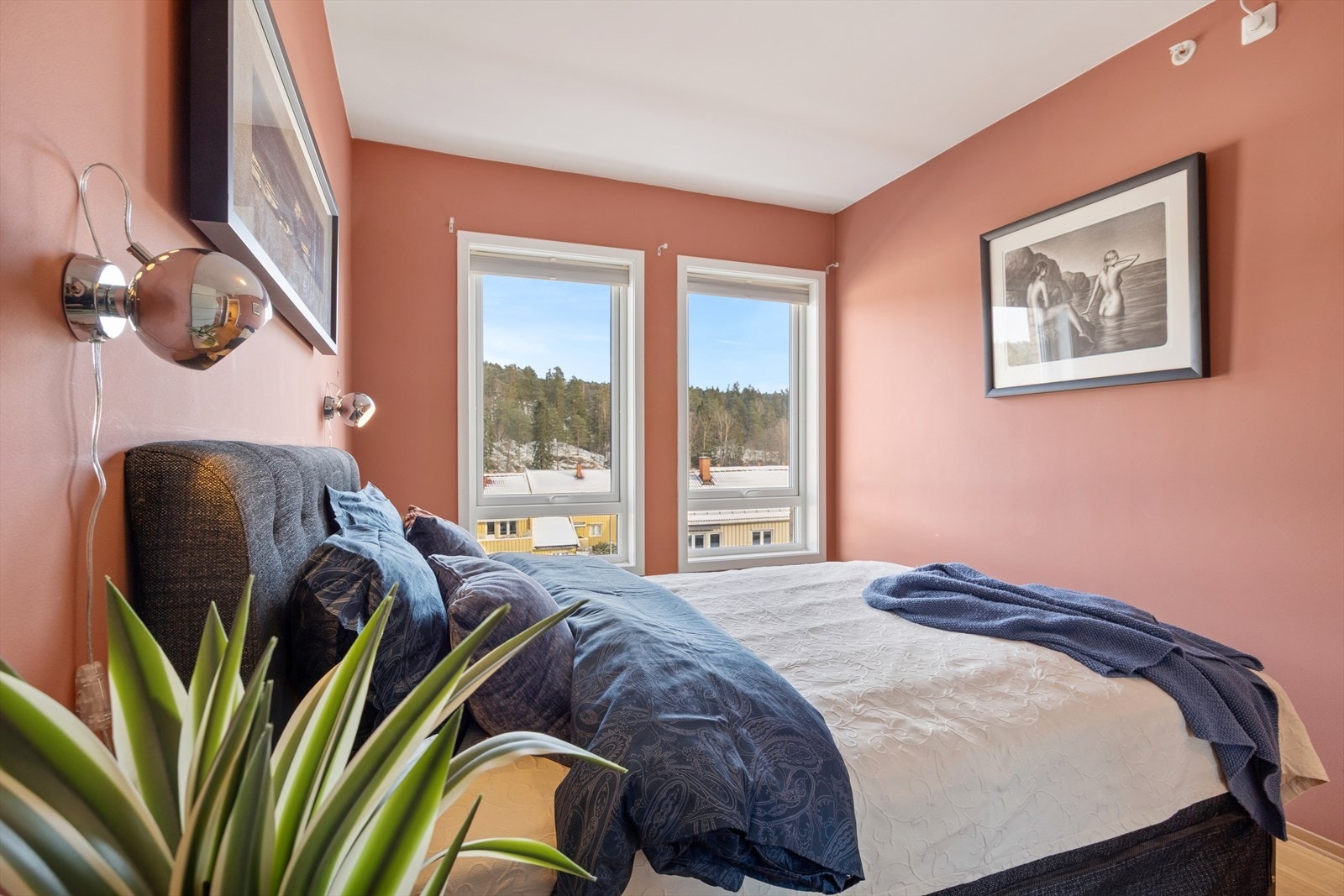 Rommet har gode lysforhold og fremstår lyst og trivelig. Galleribilde