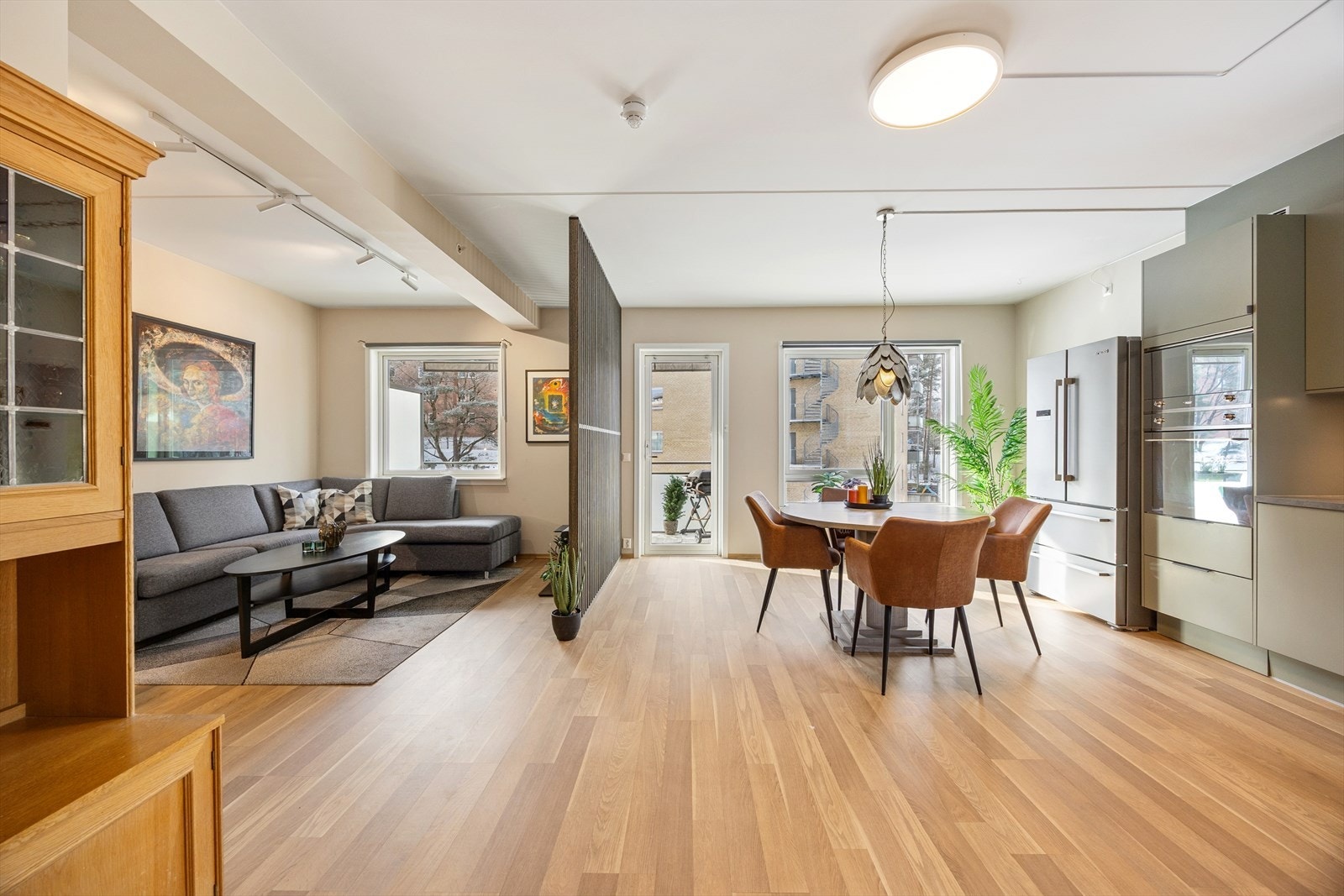 Delikat og romslig stue med gode møbleringsmuligheter. Her er det god plass til mediebenk, sofagruppe og bord. Galleribilde