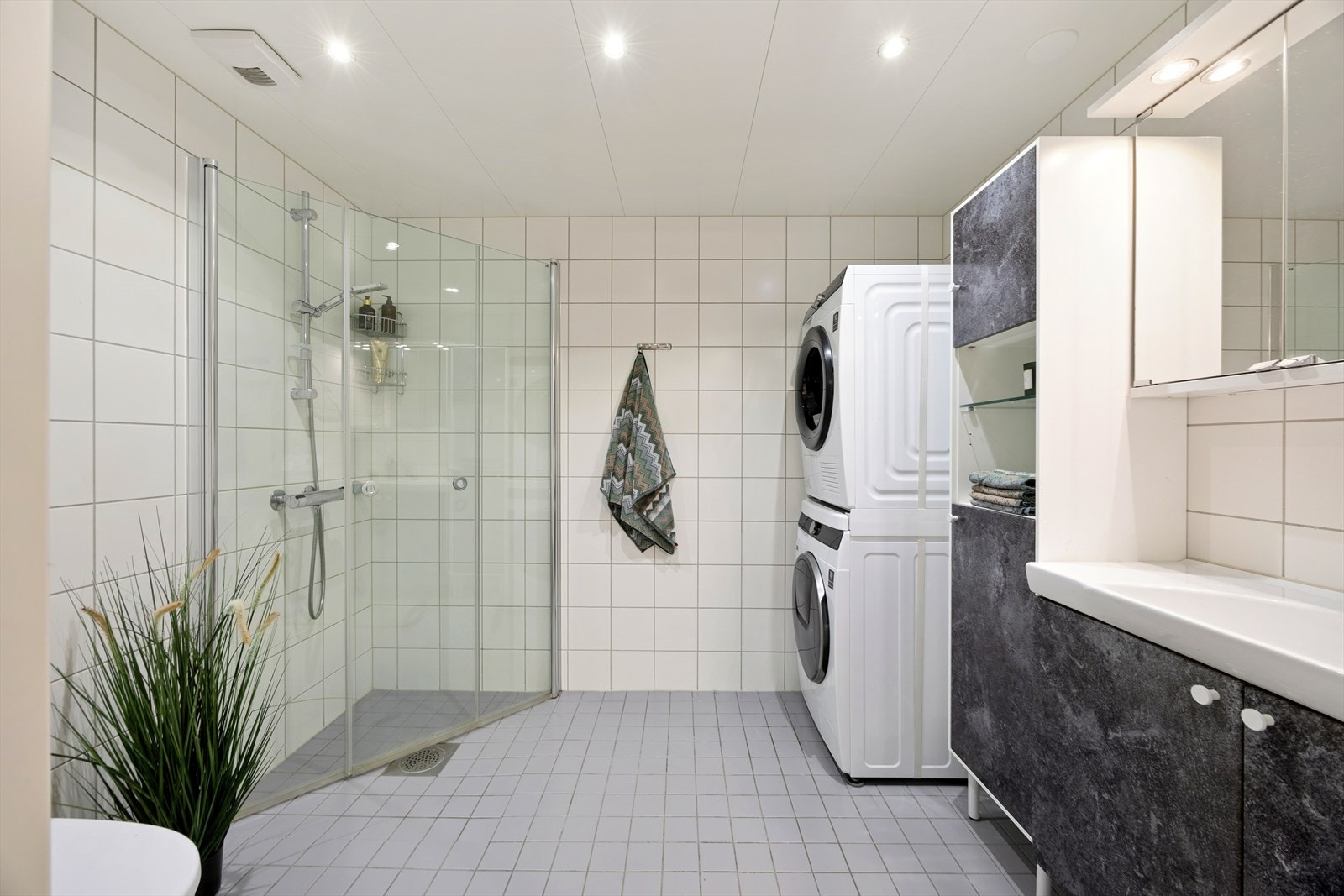 Velholdt og romslig bad fra byggeåret med elektriske varmekabler i gulvet. Galleribilde