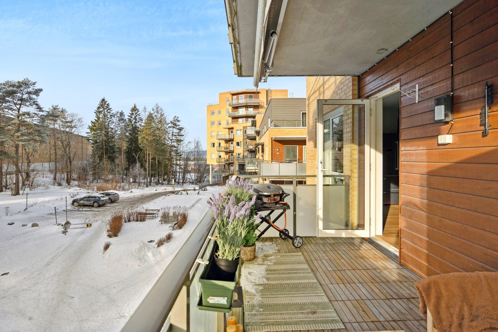 Balkongen fungerer som en naturlig forlengelse av stuen og kan nytes store deler av året. Galleribilde