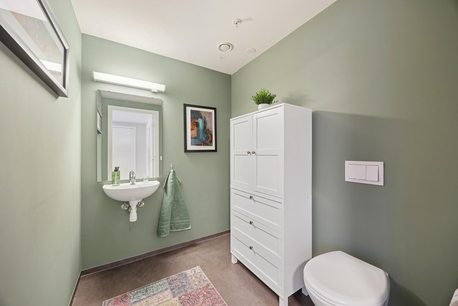 Leiligheten disponerer en velholdt wc med god standard, fungerer også utmerket som tørkerom. Galleribilde