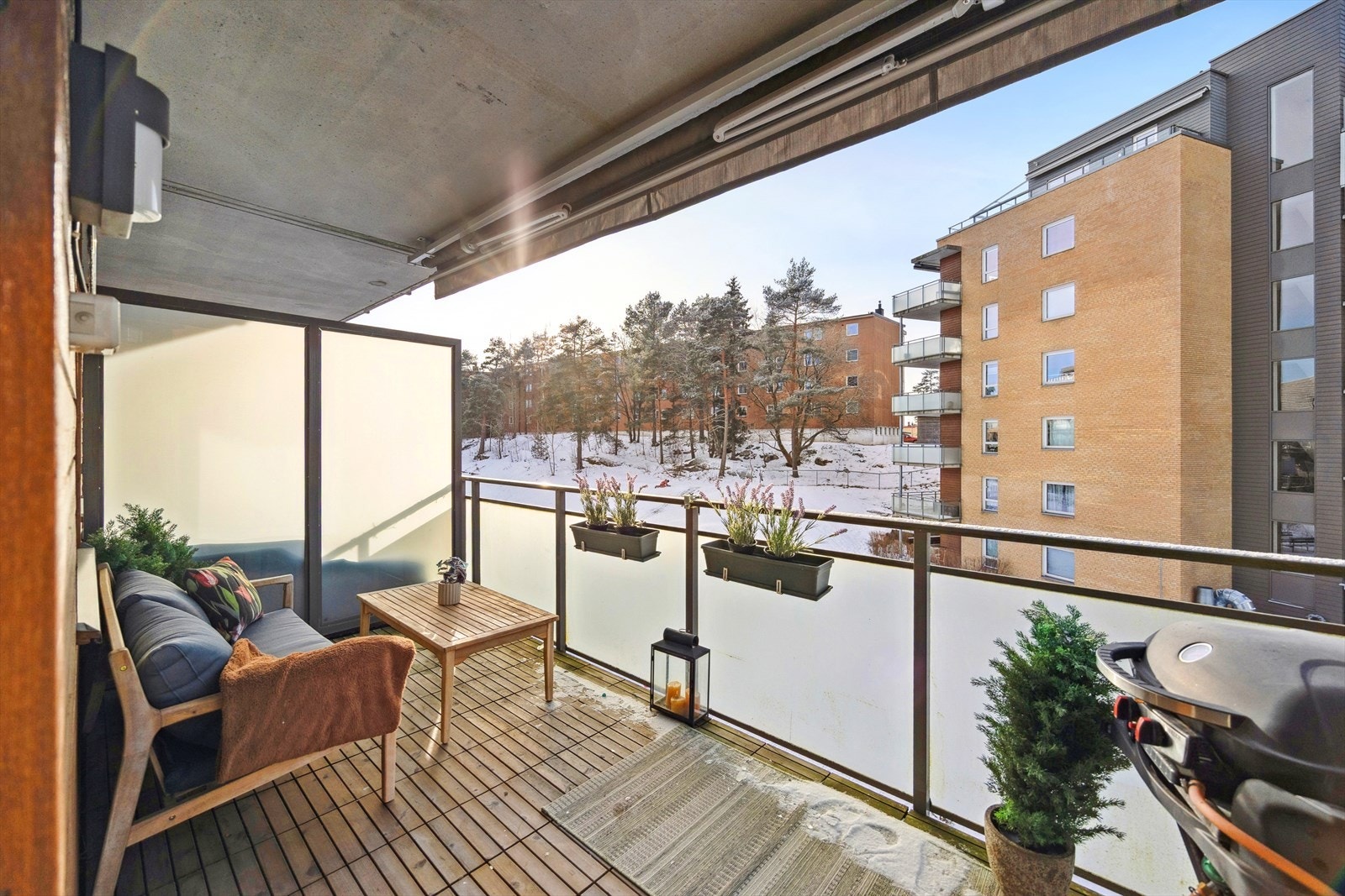 Her er det god plass til utemøbler, hvor man kan slappe av og nyte rolige omgivelser. Galleribilde