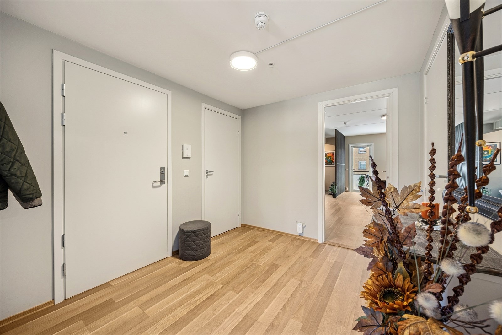 Du ønskes velkommen inn i en romslig entré. Galleribilde