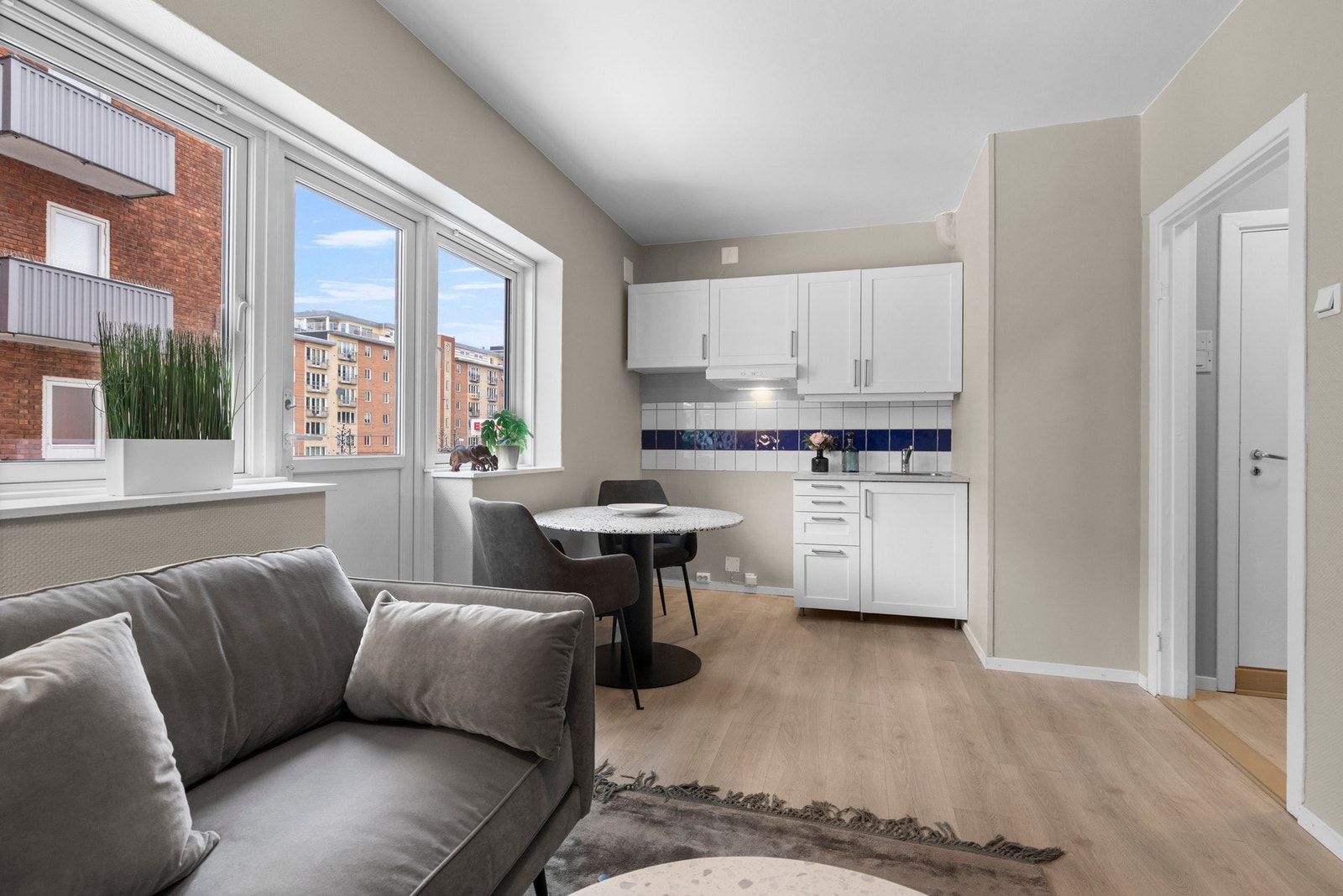 Moderne gulv og kjøkkeninnredning med velegnet plass til hvitevarer. Fliser over kjøkkenbenk kan males/tas bort for ett mer stilrent og delikat uttrykk. Galleribilde