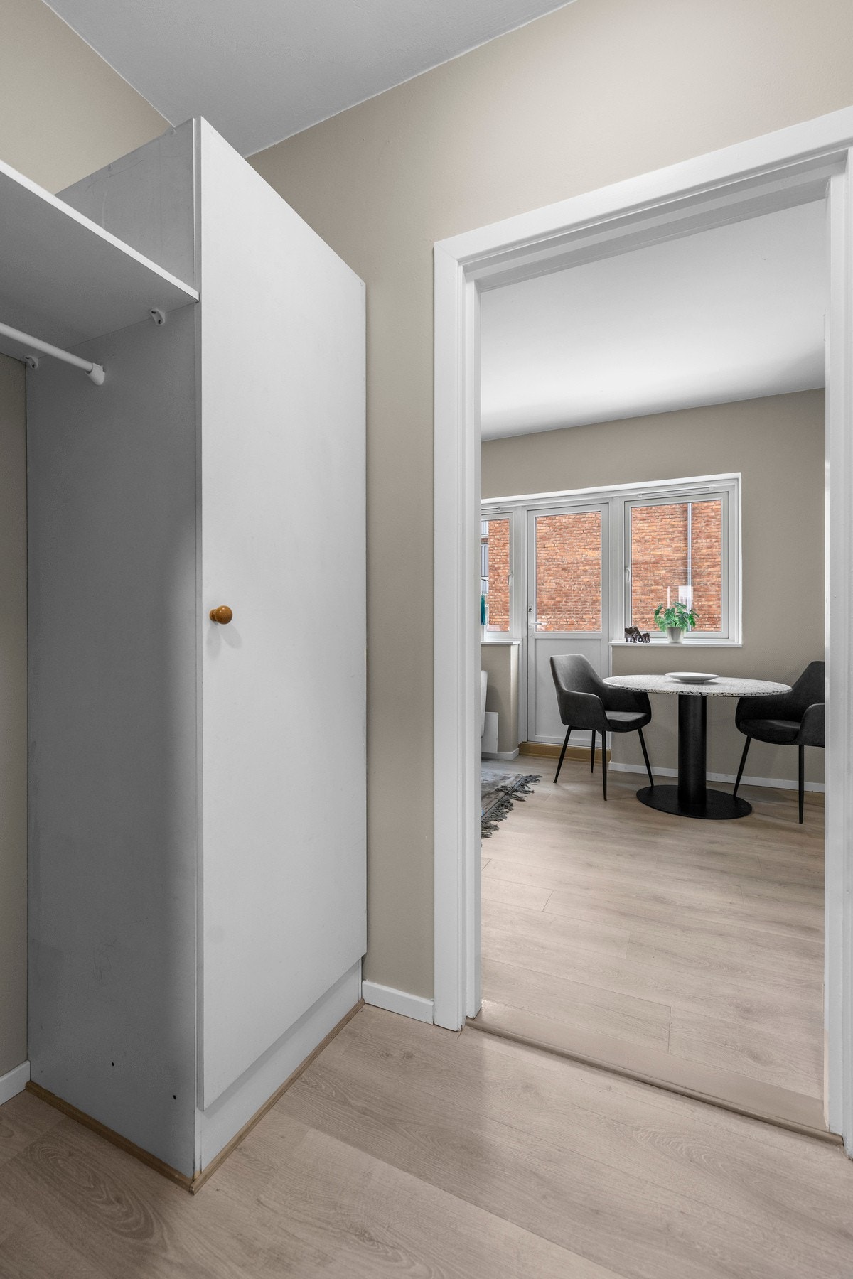 Garderobeskap i entré. Galleribilde