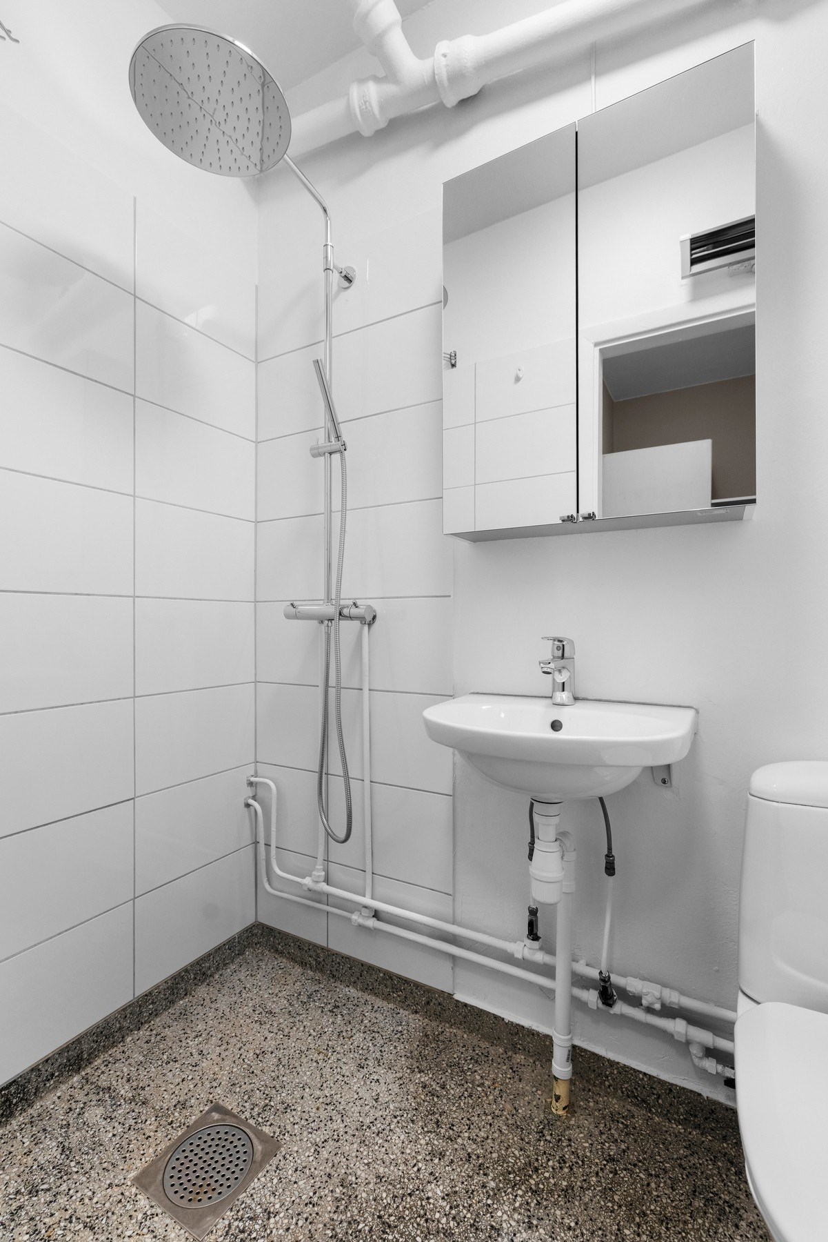 Baderom med både waterfall- og hånddusj. Lave fellesutgifter, ingen dokumentavgift og felles varmtvann inkludert, noe som gir svært gunstige månedlige kostnader. Galleribilde