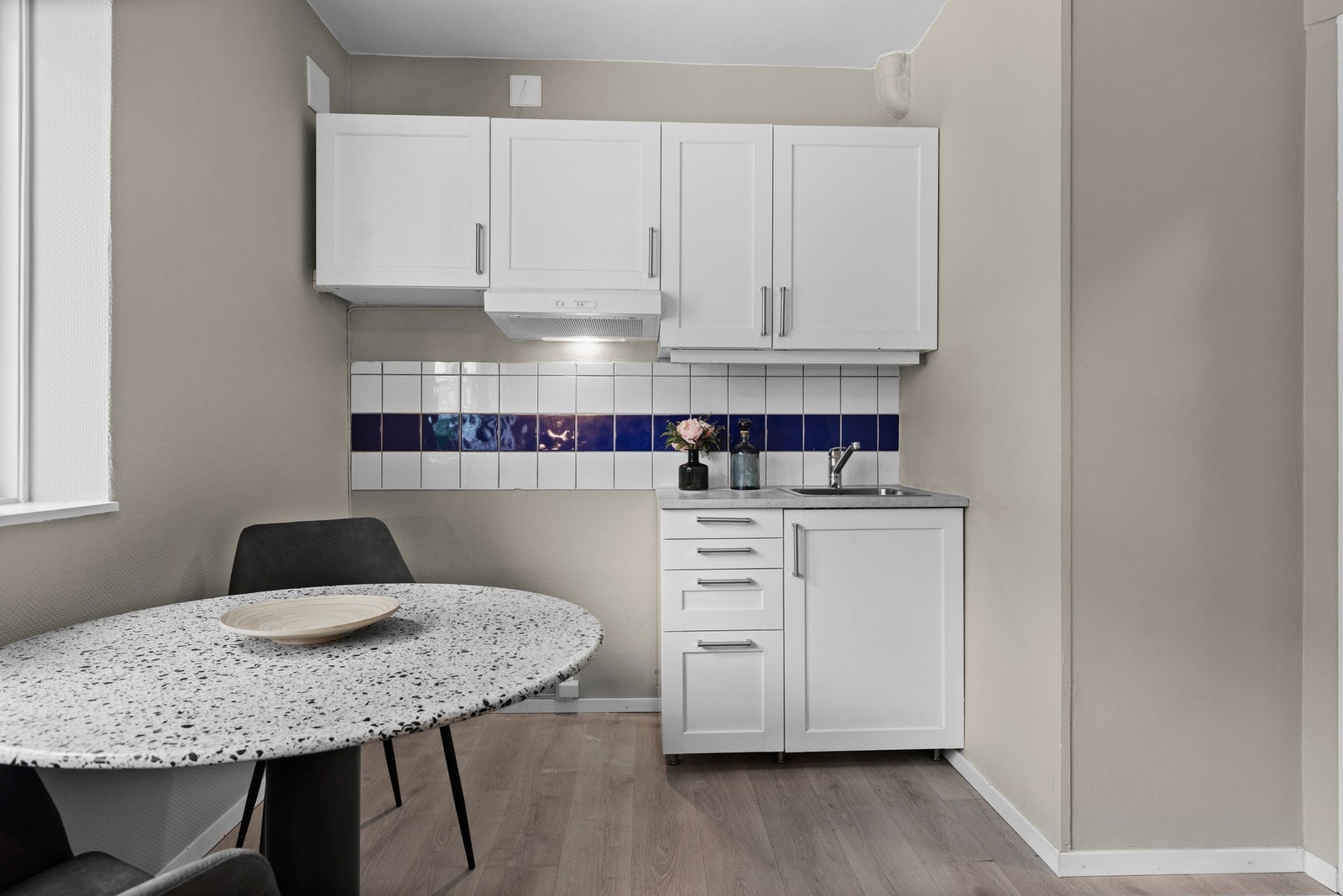 Her kan du enkelt oppnå et mer oppgradert uttrykk med nye håndtak og malte fliser. Galleribilde