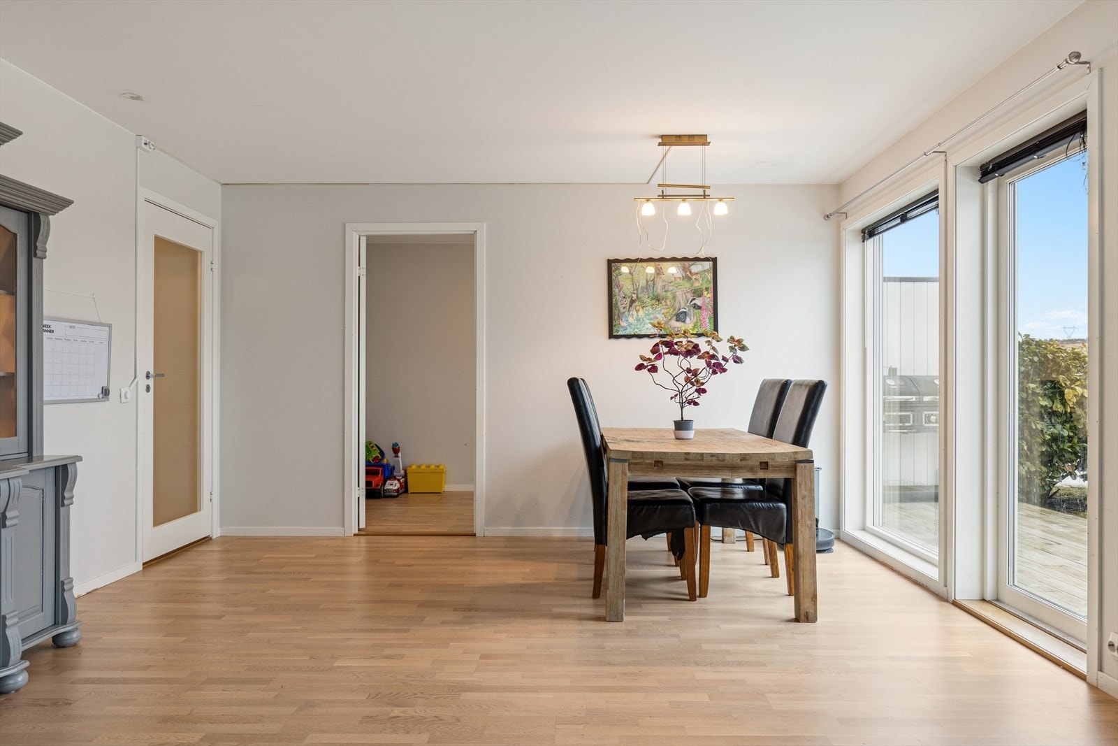 I stuen er det god plass til spisebord. Galleribilde