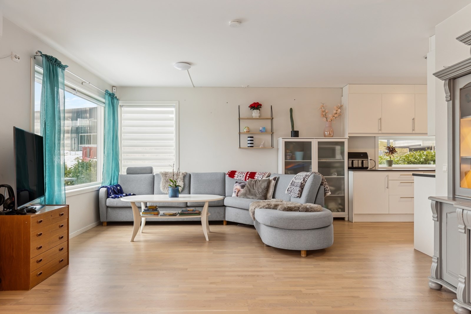 Det er god plass til en generøs sofagruppe. Galleribilde