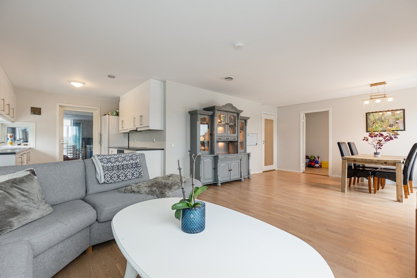 Stuen og kjøkkenet er samlet i en åpen og sosial løsning. Galleribilde