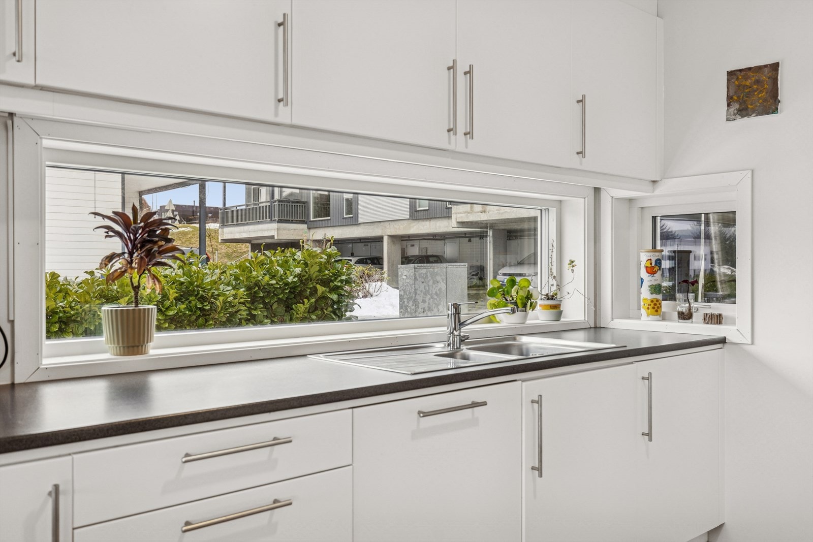 Kjøkkenet har god skap- og benkeplass. Galleribilde